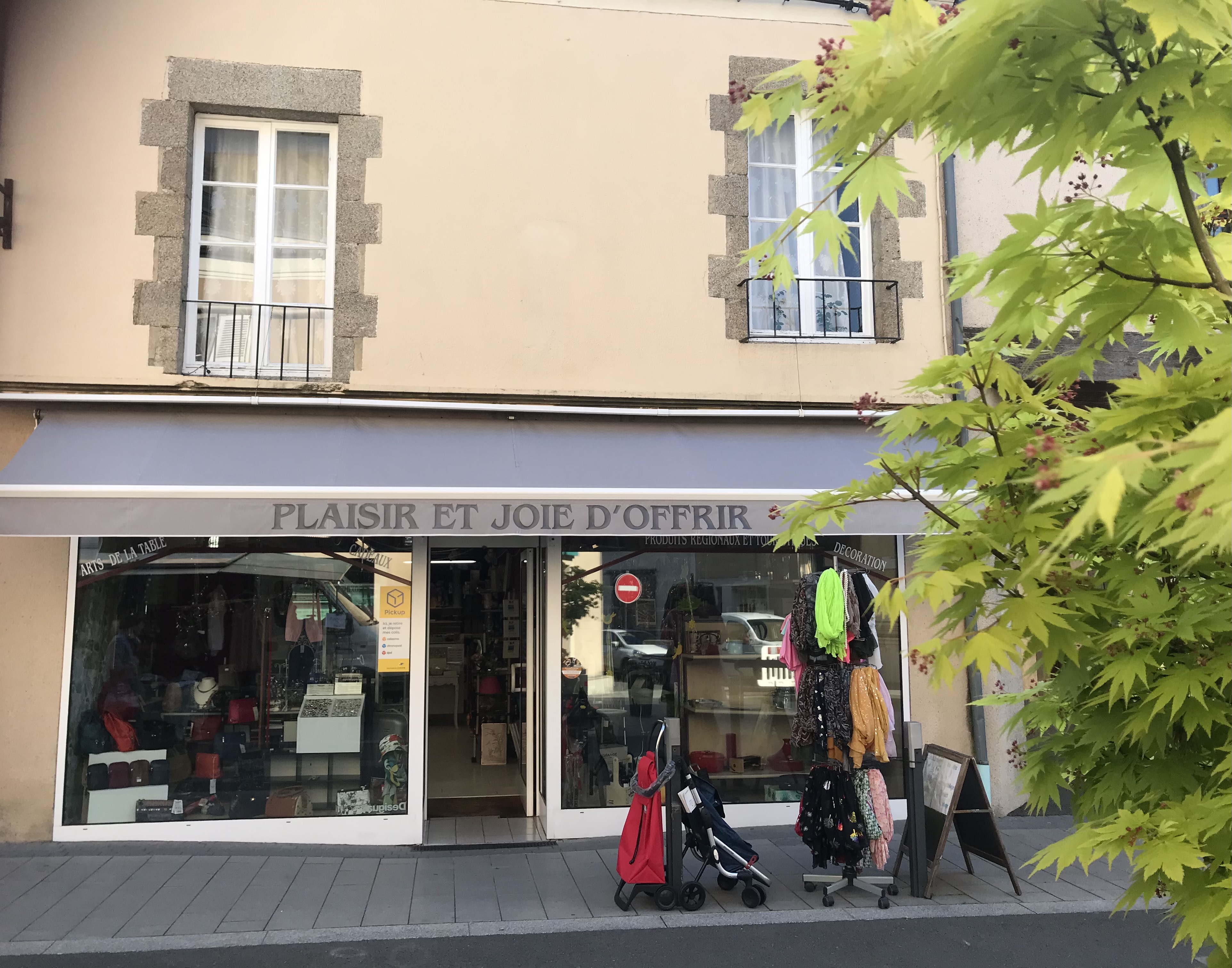 A saisir Fond de commerce de détail sur EVRON (53), Boutique "Plaisir et Joie d'Offrir" avec Point Relais « Pickup » : 
           - Art de la table (catalogue semestriel), déco,
           - Produits du Terroir (Producteurs locaux dont Monbana, et environ 25 producteurs), 
           - Bijoux Fantaisies, Accessoires et Maroquinerie,
           - Jouets en bois, 
- Points Relais : Pickup, Colissimo, qui génère du trafic dans la boutique car inscrite depuis 2 ans et maintenant opérationnelle depuis 1 an, super contente. 
           Cette boutique se situe au Cœur du centre ville avec parking de proximité, il comprend : 
          		- Fond de commerce, 
                        - Fichier clientèle importante et fidèle, 
                        - Matériel, 
                        - Son emplacement, 
                        - Sa renommé clientèle (reçu 2 trophées dont 1 CCI et par ma banque), 
                        - L'enseigne 
                        - Bail tous commerces sauf malodorant (restauration et bruyant (boite de nuit, bar de nuit), 
                        - Point Relais Pickup : Chronopost, Colissimo

Loyer 975 € TTC par mois pour une superficie de 100 m² avc coin wc et lababo 

Chiffre d'affaire maintenu et possibilité d'évolution pour celui ou celle qui veut développer durant la saison touristique de mai à sept. Installé depuis nov 2009, c'est une enseigne connue et j'effectue diverses animations au sein de la boutique ouverte du mardi au vendredi de 9h à 12h30 et de 13h30 à 19 h et le samedi matin de 9h à 12h30 et de 14h à 18h00. 

Installé depuis novembre 2009, Plaisir et Joie d’offrir est une enseigne connue. J’effectue diverses animations au sein de la boutique. Clientèle locale et touristique super sympa.

Boutique entièrement réaménagée, très fonctionnelle, plus lumineuse. La banne est neuve. Etage non exploité pour l’instant.

Son prix net vendeur est de 69550€. Ce montant a été calculé en fonction du barème d'évaluation des fonds de commerce par rapport au chiffre d'affaire des 3 dernières années avant Covid au plus juste pour l'acquéreur effectué par ma comptable et un expert spécialisé dans la vente de fond de commerce. Viendra ensuite le stock au prix d'achat HT + TVA après avoir fait une liquidation de stock pour changement de propriétaire si la personne le souhaite et l'inventaire ensemble. 
Les murs de ce font peuvent être vendus.

Cause départ : J'arrive en fin de carrière professionnelle avant la retraite. Je souhaiterai lever le pied pour finir ma carrière. Retransmettre mon savoir faire serait avec plaisir à une plus jeune personne, Il faut qu'e'lle soit dynamique et souriante.

Je me tiens à votre disposition pour tous renseignements complémentaires. 
Si votre coup de cœur se confirme, venez me voir à la boutique situé au 16 rue de la Fontaine à Evron. Toute offre sera étudié dans la limite du raisonnable. 

Patricia