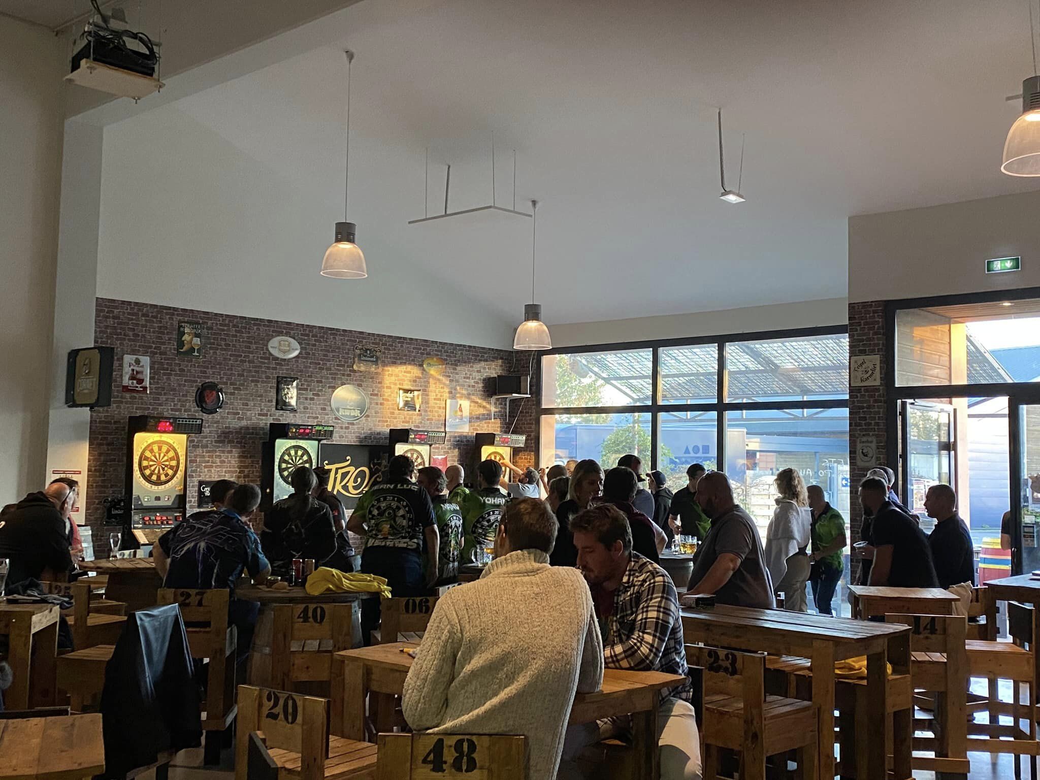 Vends Cave à Bières et Bar à Bières créé en Juillet 2020, 
Dans un local neuf et aux dernières normes d'une superficie de 220M2 + 140m2 de Terrasse - Bail Commercial de 9 ans (expire fin Avril 2029) .
Affaire à développer avec un gros potentiel non-exploité à ce jour