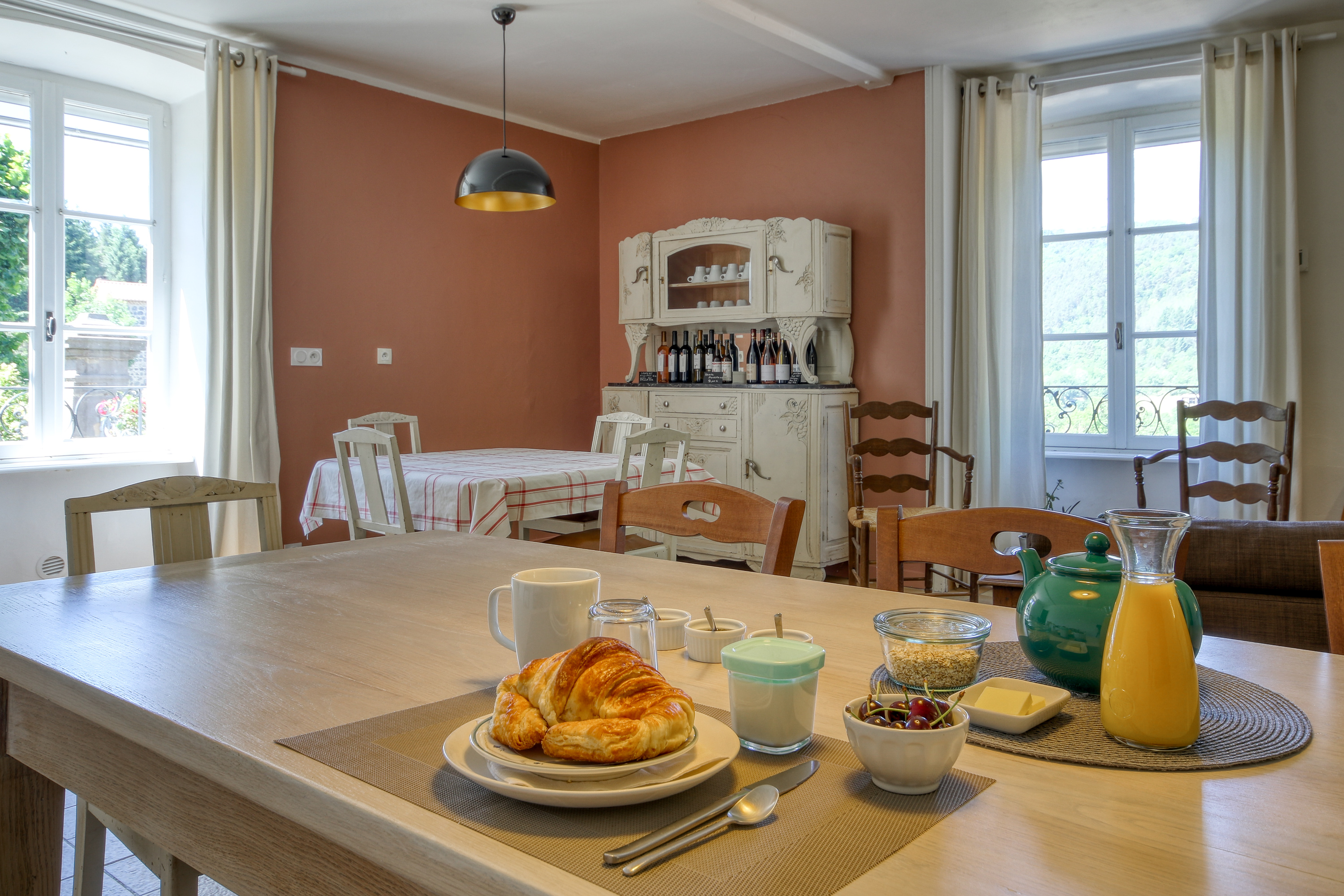 En Auvergne, dans les gorges de l’Allier, aux teintes méridionales, dans le village pittoresque de Tapon, vends un fonds de commerce de chambres et table d’hôte.  
L’activité touristique saisonnière est dense d’avril à octobre, rythmée par des manifestations culturelles ou festives locales et par des lieux emblématiques (Brioude, ville d’artisanat d’art et de culture ; les Plus Beaux Villages de France de Lavoûte-Chilhac, Lavaudieu, Blesle), ou simplement par la baignade dans la rivière. Etape à mi chemin de la méditerranée pour les clientèles touristiques d'Europe du  nord.
Les 5 chambres (13 personnes maximum, dont 2 chb familiales, tout confort SDB, WC, wifi) et la table d'hôte sont confortablement aménagées dans une grande maison typique en pierre locale, à deux pas de la rivière Allier, bien connue pour les sports d’eau vive et pour les randonnées nature pédestre, cyclo, équestre... Nombreux circuits de randonnées. Un grand jardin clos planté d'arbres fruitiers, parking privé, local à vélos, l'ensemble est au calme pour des séjours de détente de courte ou longue durée. Voir le site : https://www.lesjardinsanna.com/fr 
Affaire idéale pour une reconversion ou pour une fin de carrière professionnelle.
CA 2024 : environ 62 800 € annuel - EBE : 16 300 €
Prix du fonds de commerce 61 000 € - Loyer des murs annuel : 9 900 € TTC (8 250 € HT) - cautions en sus : 20 000 € remboursable sur 3 ans + 1 600 €.
Contact : CCI DE LA HAUTE-LOIRE - Nicole BARDAKOFF - Tél :  04 71 09 90 00 ou 04 71 50 88 01 (ligne directe) - mail : n.bardakoff@hauteloire.cci.fr