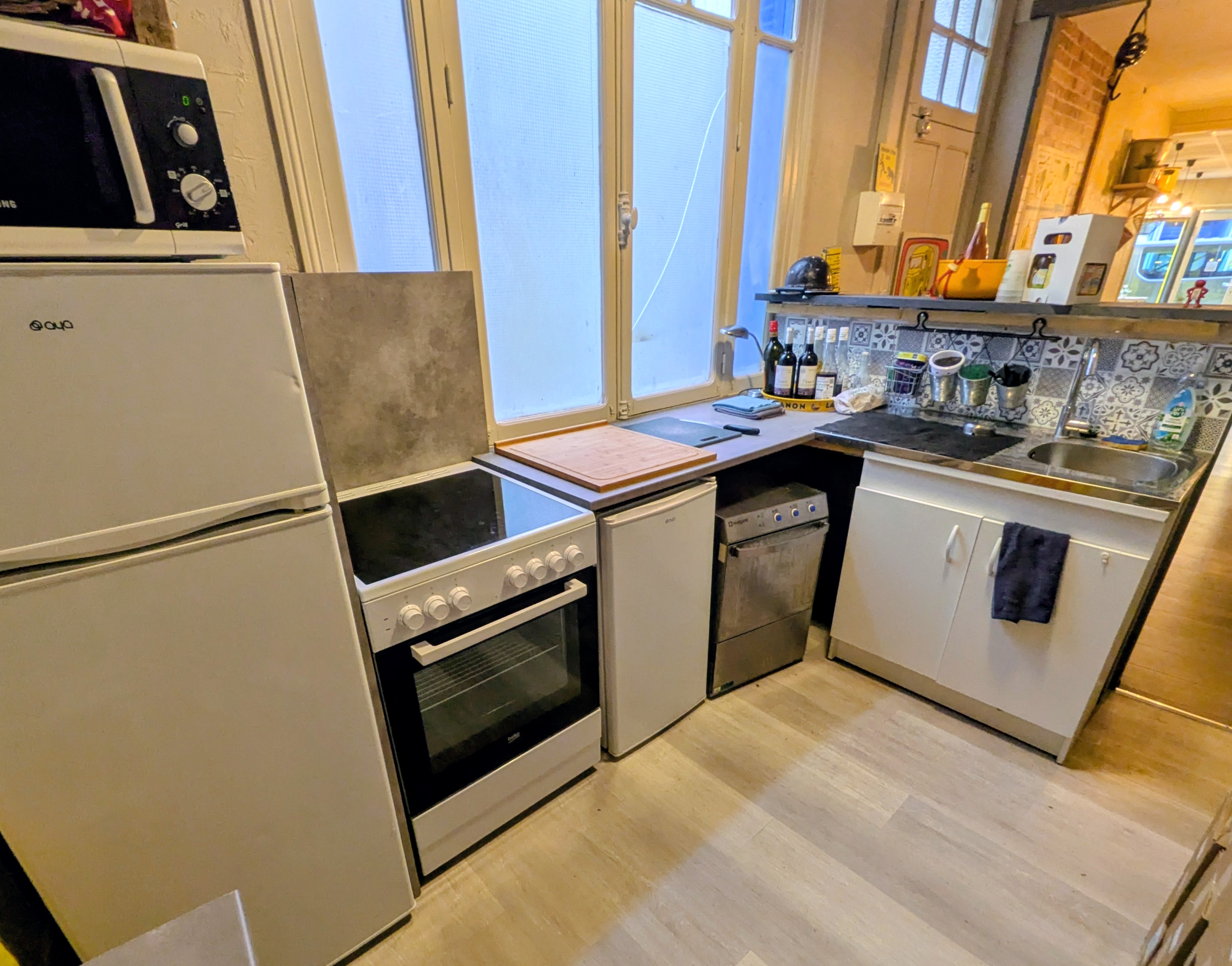 Situé en plein cœur de Saint-Amand-Montrond, dans une rue piétonne, le magasin La Gaule et Cie est une adresse connue et appréciée des habitants où l’on trouve des produits made in France. Pourquoi aller chercher ailleurs ce qui ce trouve juste à nos côtés, dans nos régions ? Véritable lieu de rencontre, il allie à la fois cave à vins, à bières artisanales et spiritueux d’une part  et un bar convivial où l’on peut y déguster ces produits. Les clients et amis aiment se retrouver pour partager un moment chaleureux. 
L’établissement bénéficie d’une belle réputation grâce à son ambiance accueillante, sa sélection de produits de qualité et sa capacité à créer du lien. Ce lieu unique marie le plaisir de la découverte des saveurs avec celui de la convivialité et le tout dans un esprit rétro.
Cette activité est facilement développable, elle est ouverte « seulement » les mercredis après-midi, vendredis et samedi matin jusqu’à 14 h. 
Atouts :
Emplacement idéal au cœur de la ville.
Clientèle fidèle et régulière.
Concept alliant commerce et lieu de vie.
Potentiel de développement (restauration, animations, soirées dégustation, élargissement de la gamme).
Une belle opportunité pour qui souhaite reprendre une affaire clé en main et poursuivre l’histoire de ce lieu emblématique de Saint-Amand.
Et si l’on parlait chiffres ? Le chiffre d’affaire est de 86500 € en 2024. Sera intégré lors de la cession : 
Le stock de Marchandises (vin, bières…) 11000 €, Matériel (frigos, vitrine, Lave verres, machine à pression, four / induction, marmite vin chaud, stérilisateur, verres…) 4000 €, Mobilier (tables et chaises en Formica, caisses à pommes, rayonnage, meubles, cheminée électrique, équipement musique Bose et Samsung, kits déco…) 4000 €, Licences 4 pour 16000 €.
Du côté des charges, le loyer avec la consommation d'eau est à 450 €.
Sur les photos vous pourrez apprécier la vie de la boutique en terrasse, la cuisine, sur la fiche google  La Gaule une visite virtuelle lors de l’exposition du Tour de France, sur la page Facebook, la vie du lieu. Bonne visite à vous et à bientôt. Sylvain Lesage