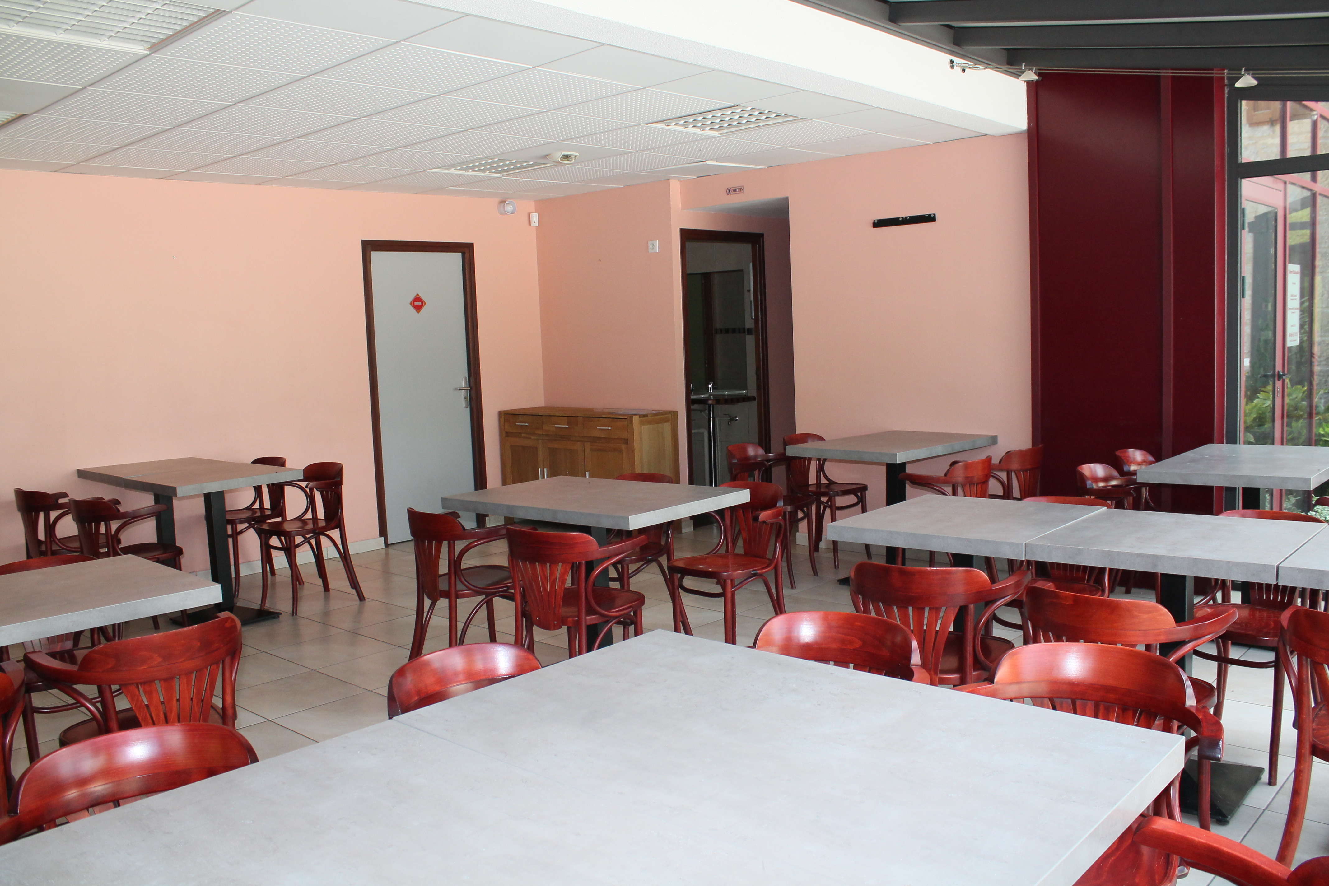 A reprendre, multiservices : bar - restaurant - alimentation communal situé à l’Ouest du département de la Lozère, proche de l’A75 reliant Clermont-Ferrand à Béziers. La commune d’Esclanèdes (420 habitants) est située dans la vallée du Lot, sur la RN 88, à 15 min de Mende et de Marvejols, à la croisée de sites touristiques emblématiques du département.

Construit par la commune en 2009, le local d’activité (180 m²) est composé d’un premier volume comprenant une salle de bar-restaurant avec anciennement une surface de vente pour une alimentation générale (environ 60 m²). Un second espace est composé d’une cuisine semi-équipée, d’une seconde salle de restaurant, un dégagement avec sanitaires, deux réserves et une chambre froide. Une grande terrasse est exploitable sur la place du village. L’établissement peut accueillir 40 couverts en intérieur et jusqu’à 30 couverts en extérieur.

Idéal pour un couple ou deux associés. Le preneur devra disposer d’une première expérience en restauration.

Loyer mensuel : 800 € HT

Licence IV : 120 €/an

Droit de terrasse : 150 €/an

Date limite de dépôt des candidatures : 30 novembre 2023
