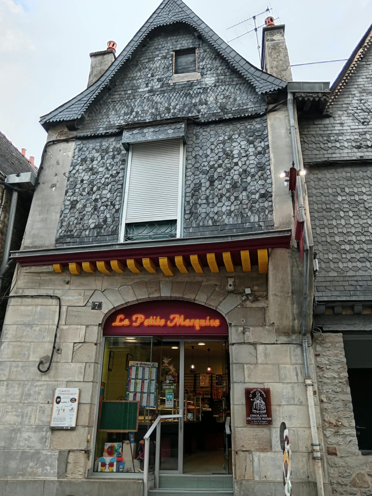Boulangerie pâtisserie, centre ville vitré 35
Départ en retraite 
Emplacement central, ville médiévale, dynamique et touristique 
Gare TGV(6mn à pied) accès direct à rennes,laval,paris
École de la maternelle au lycée accessible à pieds
Facilité de stationnement
Loyer attractifs 827€/mois(avec le logement qui sera rénové si besoin)
Possibilité d'acquisition des murs , non compris dans le prix du fond de commerce 
Affaire saine, idéal pour un couple souhaitant développer l'activité