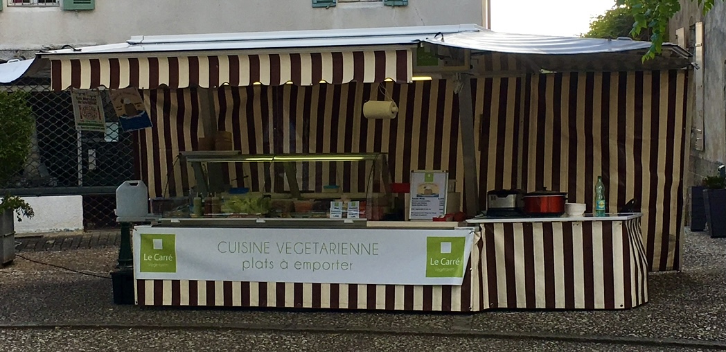A VENDRE * CAUSE RETRAITE
Dans une très jolie Bastide du 12 siècle, village très dynamique de la Dordogne.
Fond de commerce Traiteur Végétarien Ambulant sur les marchés et événements, diurnes et nocturnes.
Affaire très saine depuis 10ans dans le 24, avec une très belle clientèle et fidèle.
A vendre avec :
- Remorque réfrigérée pour la vente, de 6x4m déployée
- Avec emplacement sur marchés
- Différents matériels, photos, sans le local.
- Tables inox
- Hotte aspirante pro
- Frigo et congélateur pro
- Différents petits matériels et ustensiles 

Pour personne aimant la cuisine, motivée et ambitieuse, pas sérieux s'abstenir.