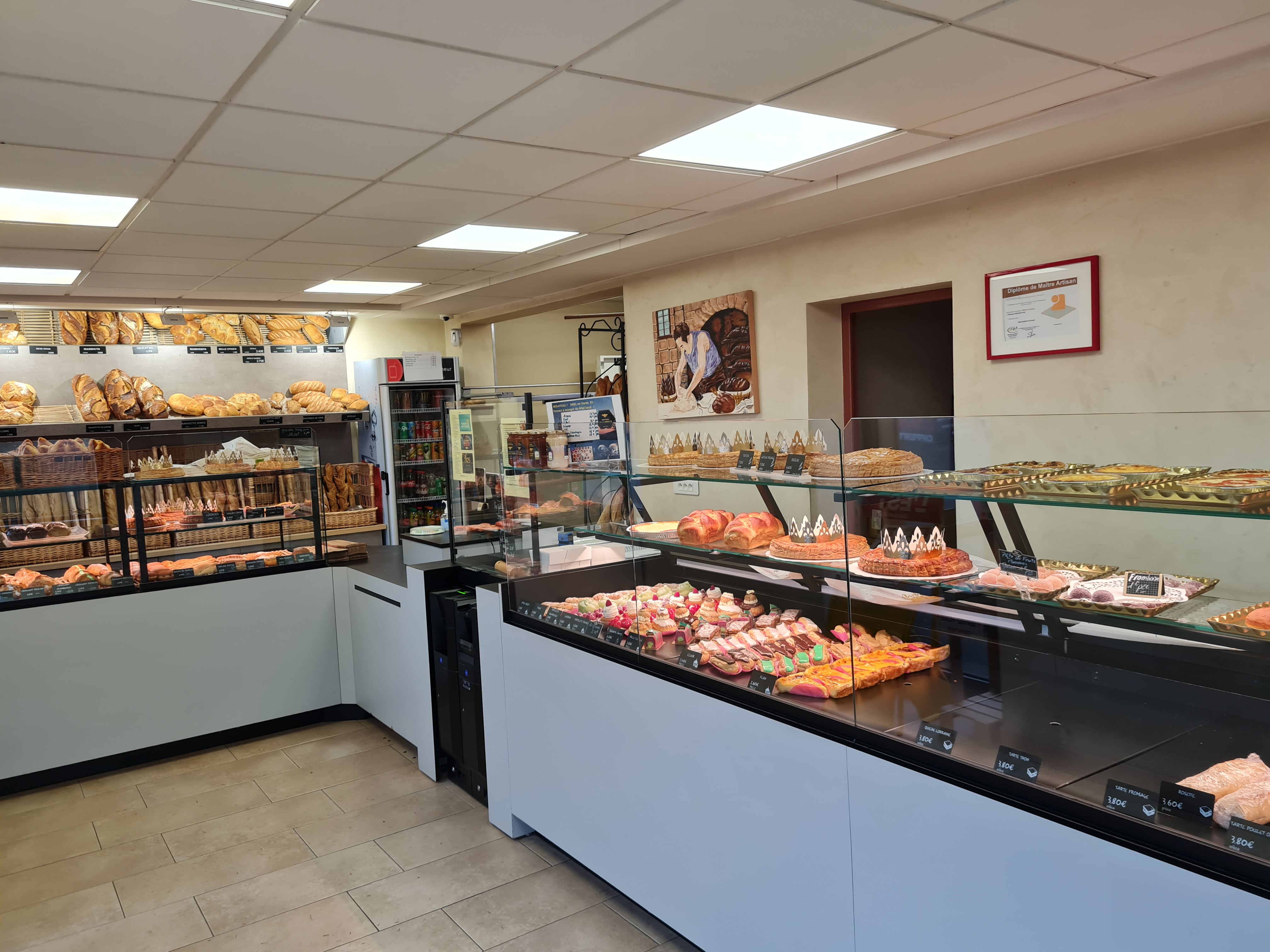 Vente du fond de commerce suite à départ en retraite.
Créée en 2010, dans un emplacement idéal et à gros potentiel, cette « Boulangerie Pâtisserie » est située dans la rue principale de la commune de Mandeure (5 000 habitants), à proximité des écoles, proche du collège et à deux pas du Centre Culturel polyvalent de la commune.
Elle bénéficie devant l’entrée, d’un large parking, d’un accès handicapé optimisé (Porte automatique sans changement de niveau) et d’un arrêt de bus à côté du magasin. Passage journalier d’un grand nombre de travailleurs frontaliers (Suisse) et de 10 à 15 000 véhicules jour selon la période et des visiteurs du site archéologique local en saison.
En développement dans le bassin local de la commune, création de 3000 postes salariés, suite à la reprise d’activité d’une entreprise courant 2025. ( panneaux photovoltaïque).
Le CA de 405 000 € est stable depuis plus de 4 ans dégageant une bonne marge, dont 100 % réalisé par le magasin. Il n’y a pas de dépôt.
Personnel actuel : une vendeuse aguerrie à temps plein et une à mi-temps. Quatre apprentis.
Surface au sol de 200 M2, dont un laboratoire de 150 M2 et une surface magasin de 32 M2.
Local de livraison des produits et stockage, contiguë au magasin.
Magasin et façonneuse refaits depuis moins de 3 ans ainsi qu’une caisse automatique.
Four de 2010 « Pavailler » électrique, 4 soles individuelles. Congélateur, frigos,…
L’ensemble du matériel et des systèmes frigorifiques est révisé annuellement. Validation annuelle de Apave.
À l’étage, l’appartement tout confort avec 3 grandes chambre …
Le fond est proposé à 250 000 € et le loyer mensuel à 1500 €, appartement compris.
Si nécessaire nous contacter au 06.77.15.79.11