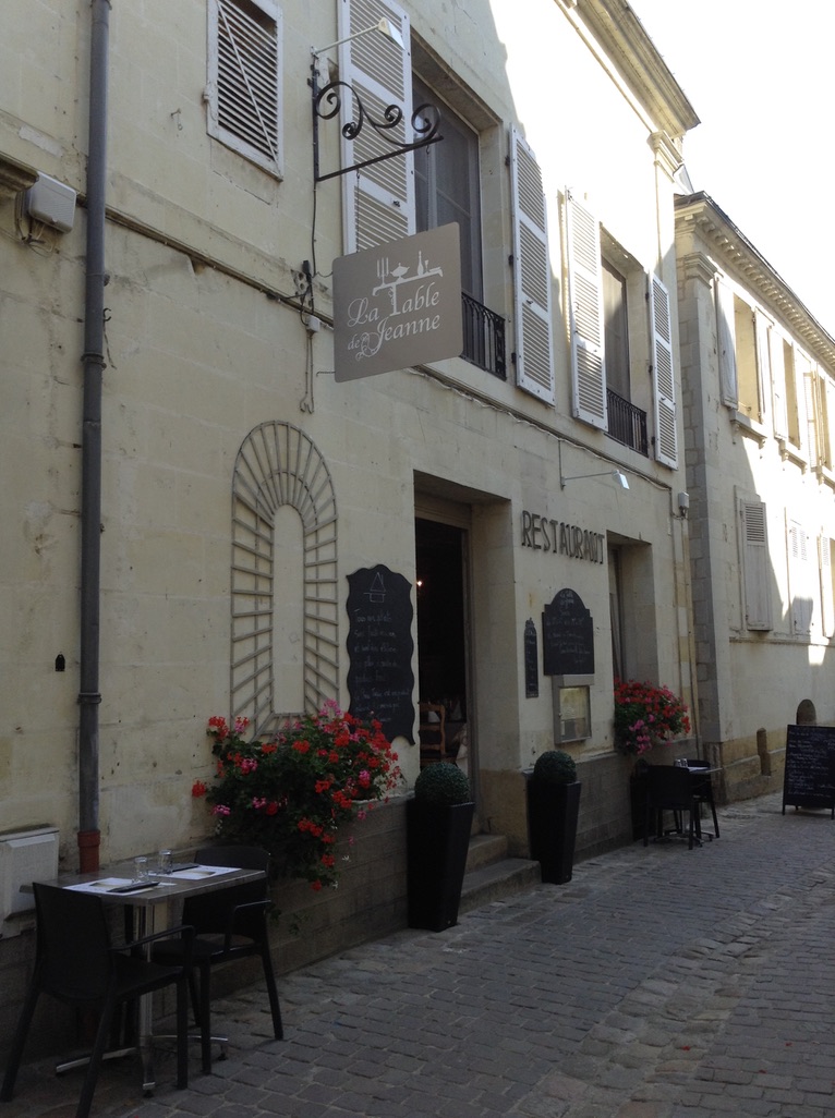 Vend cause retraite , joli restaurant traditionnel en plein coeur de la cité médiévale de CHINON
2 salles : 50 couverts   Bon CA Bon BIC
Surface totale 80m2
Emplacement n°1, loyer raisonnable,  2 salles pour environ 55 couverts, une cuisine aux équipements fonctionnels (fourneau, chambre froide, hotte, lave vaisselle..), un espace avec son four à pizza traditionnel, un vestiaire, un wc, et une cave de stockage. Un emplacement terrasse est également disponible.

La décoration et le charme de la bâtisse typiquement tourangelle en font un outil de travail performant et qualitatif.

Clientèle de passage et étrangère 
Fermé les lundis et mardi et  7 semaines par an