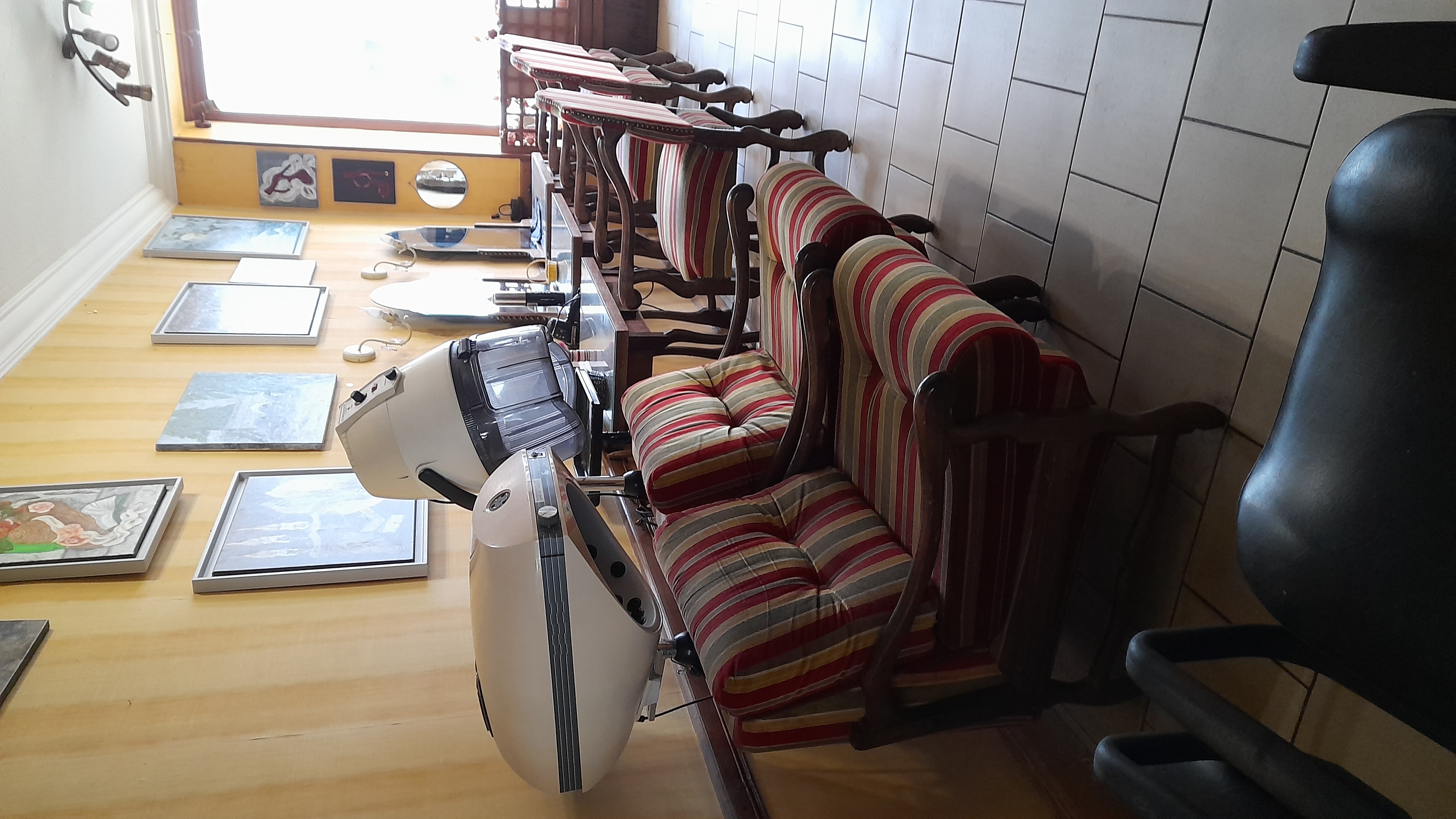 A vendre cause retraite, plein centre d'une petite ville de Bourgogne, 
avec commerces de première nécessité, écoles, etc..
SALON DE COIFFURE mixte - 5 coiffages, 3 bacs shampoing, 
arrière boutique
Belle clientèle locale et touristique ( en saison estivale)
pas de salarié à reprendre
A l'étage, APPARTEMENT à rénover 3 grandes pièces  - sanitaires et salle de bain
grenier aménageable - cave et courette
- Vente murs et fonds -