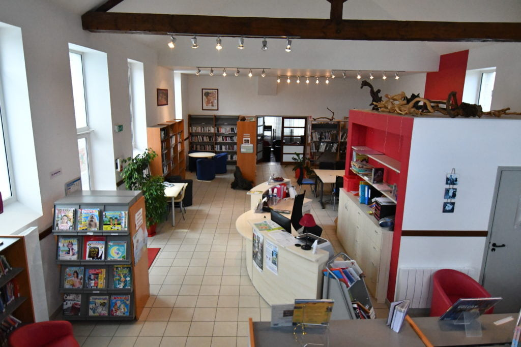 C'est dans un bourg, au c?ur de la campagne mais, dynamique que vous attend la maison de santé de Pleugriffet. Une équipe de santé jeune, sympathique et pluriprofessionnelle exerce dans une excellente ambiance. Elle est composée d'un kinésithérapeute, d'un cabinet infirmier (5 infirmières libérales).
Le secteur est vaste mais vous pourrez vous installer en toute sérénité, avec la certitude d'un travail en équipe, dans des locaux récents.
Parlons de ce qui nous entoure du plus proche au plus loin ! 
La commune bretonne de 1350 habitants est dotée d'une école, d'une MAM, d'une MAPA et de plusieurs commerces : boulangerie, bars, épicerie, salon de coiffure, couturière, électroménager, ainsi que de nombreux artisans.
A 10 minutes se trouve un collège, un supermarché, une pharmacie ainsi que de nombreux services.
A 20 minutes, entre les villes de Pontivy et Ploërmel, dotées de Centre Hospitalier permettant un accès rapide aux spécialistes et aux examens complémentaires.
Dans un rayon de 45 minutes, se situe les villes côtières de Vannes, Lorient, Saint-Brieuc, et aussi Rennes.
Si nous avons réussi à captiver votre attention, qui plus est : le cabinet et un logement vous seront mis à disposition gratuitement ! 
Nous sommes situés en Zone d'Accompagnement Régional (ZAR).
N'hésitez pas à nous contacter au 02.97.22.44.34.