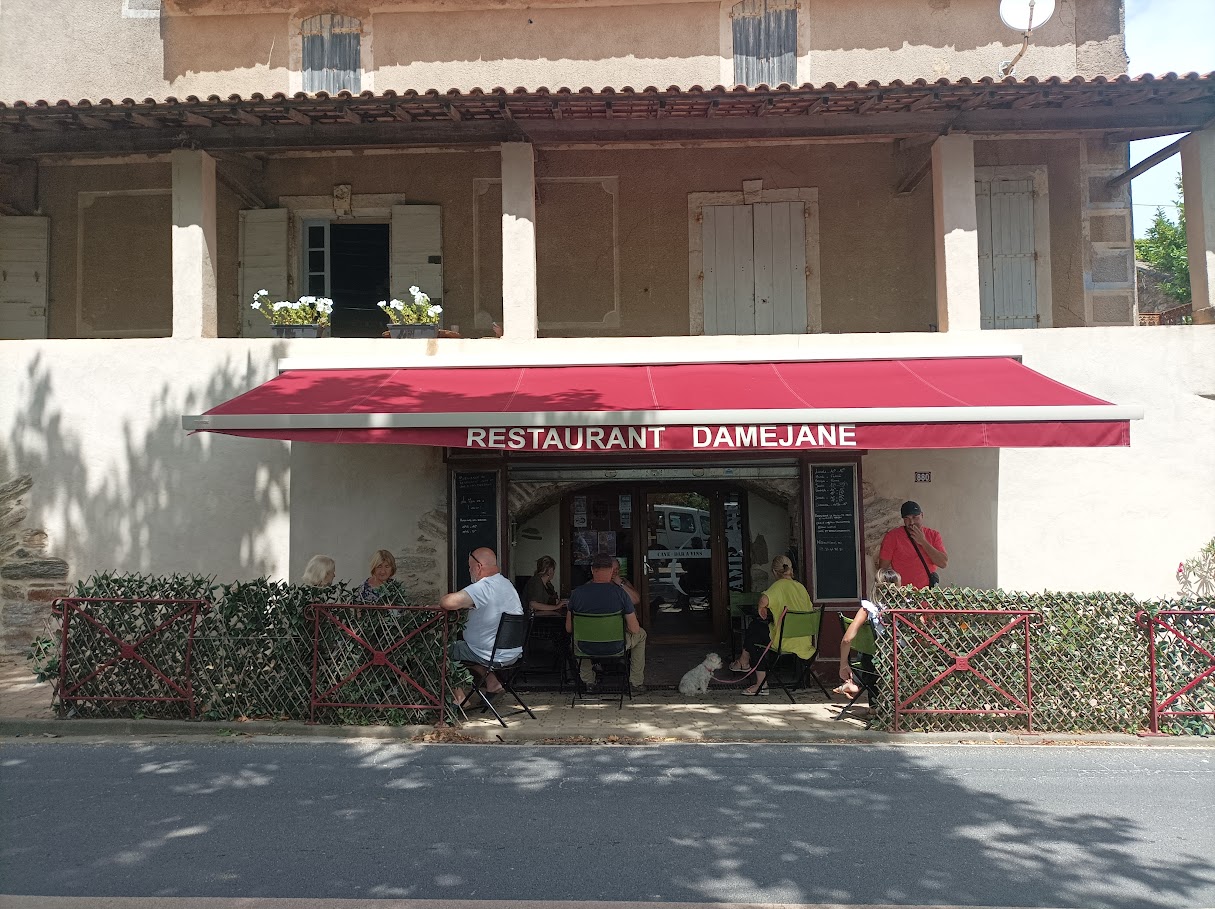 Fonds de commerce à vendre sur la commune de de FAUGERES (34600)

Petit restaurant atypique en pierres apparentes emblématiques de la région.

D'une capacité intérieure de 22 couverts ainsi qu'une vingtaine supplémentaire sur la terrasse extérieure, l'établissement est titulaire d'un licence 3 et se trouve face à un parking public et à 60 mètres d'un second parking.
Il bénéficie d'un faible loyer (525euros) sur un bail récemment renouvelé.

Situé au cœur de l’appellation Faugères largement reconnue cet établissement exploite aussi une activité de caviste proposant des vins à prix producteur. La situation bénéficie ainsi de l'oenotousime régional ainsi que du tourisme thermale grâce aux cures proposée dans la commune voisine de Lamalou les bains.

Ouvert 5 jours par semaine le restaurant est tenue à l'année par deux personnes, un salarié supplémentaire est embauché pour la période d'été ainsi que pour les événements et gros week-end. C'est un établissement idéal pour un couple souhaitant lancer une première affaire avec peu de charges. 

Nous sommes disponibles par message pour toute information complémentaire.