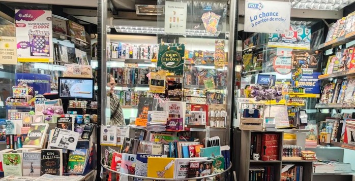 Sur un très bel emplacement au cœur du quartier des Milles (cours Marcel Brémond) à Aix en Provence, nous vous proposons d'être un acteur local en devenant kiosquier « presse – loto – multiservices ».

Pour votre information, le kiosque sera posé uniquement quand le candidat sera trouvé et prêt à ouvrir (début 2027).

En tant que gérant indépendant enregistré au Registre du Commerce (non salarié, SAS, SASU, SARL, EURL, EI, micro-entreprise…), vous animerez ce kiosque.

Idéal pour un complément de revenu, les retraités sont les bienvenus.

Vous disposerez de ce kiosque de 12m² sans droit d’entrée, sans investissement dans un pas de porte ou fonds de commerce avec de faibles charges :

Loyer 200€ HT mensuel, dépôt de garantie 720€
Electricité
Assurance
Routeur ou box 4G
Caisse informatisée spécifique à la presse(Strator, Bimedia, JDC…): entre 80 et 100€/mois
Un fond de roulement/trésorerie d'au moins 5000€ est conseillé pour votre fonctionnement
Contrat de 2 ans renouvelable jusqu'en décembre 2033 (le renouvellement de la convention "kiosque" sera étudié  après cette date)

Un agrément de diffuseur de presse en effectuant une formation obligatoire vous sera délivré. Le dépôt de presse CPMM (à Gignac la Nerthe) vous informera des conditions et vous expliquera le métier ; aussi,  il vous livrera quotidiennement les journaux.

Un autre dossier sera à présenter pour les jeux (PMU/ “la Française des Jeux/FDJ”). Prévoyez 2 à 3 mois avant une ouverture(avec les jeux).

Les activités exercées sont principalement, la presse :

Presse nationale(commission 23%) et régionale(commission 14%)
Les jeux de la Française des jeux (FDJ): jeux de grattage, tirage (commission 5%)
Les souvenirs, les cartes postales, librairie, petits relais colis, bimbeloterie…
Les boissons, les glaces emballées, les confiseries, la conciergerie…

Nous pourrons étudier ensemble d'autres services pour le kiosque (artisanales ou autres).

Vos revenus proviendront des commissions

Les jours et horaires d'ouverture seront établis ultérieurement mais généralement, 8h à 12h30 et 15h30 à 18h toute la semaine ; adaptable au gré des saisons.
(Vous pouvez bien entendu prévoir un jour de fermeture comme le lundi et  ouvrir le dimanche matin qui généralement est un jour à fort potentiel)

Je reste à votre écoute pour vous apporter plus de détails.