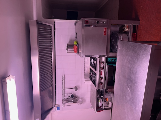 • À REPRENDRE – BOUCHERIE CHARCUTERIE TRAITEUR – LIEURON (35)
    • Affaire familiale reconnue, créée en 1959, proposée à la vente dans le cadre d’une préparation du départ en retraite du dirigeant.
Une opportunité rare pour un professionnel souhaitant reprendre une entreprise saine, rentable et solidement implantée localement, avec une transmission sécurisée.

            ▪ Emplacement & clientèle
    • Située sur la commune de Lieuron (Ille-et-Vilaine), dans un secteur à démographie positive, entre Rennes et Redon, à seulement 5 minutes de la voie rapide 2x2 voies.
La boucherie bénéficie d’une clientèle fidèle issue d’un rayon d’environ 20 km (communes alentours).
    • La commune dispose de commerces de proximité complémentaires (boulangerie-pâtisserie, épicerie, restaurant), renforçant l’attractivité du centre-bourg.

            ▪ Outil de travail clé en main
    • Boutique refaite à neuf en 2019, moderne et fonctionnelle
    • Accès PMR conforme
    • Laboratoire en très bon état, équipé de matériel récent (four, cutter…)
    • Aucun investissement immédiat à prévoir

              Organisation
    • 1 salarié en place
    • 5 semaines de fermeture annuelle
    • Ouverture du mardi au samedi
Conditions de travail confortables et excellent équilibre vie professionnelle / vie personnelle

              Activités
    • Boucherie
    • Charcuterie
    • Traiteur

              Chiffres clés
    • Chiffre d’affaires : 350 000 €
    • Effectif : 2 personnes
    • Prix de cession : 110 000 €

 Atouts supplémentaires
👉 Logement possible sur place, idéal pour un projet familial ou une installation durable.
👉 Transmission facilitée avec accompagnement de l’ancien dirigeant, dans le cadre de la préparation du départ en retraite.