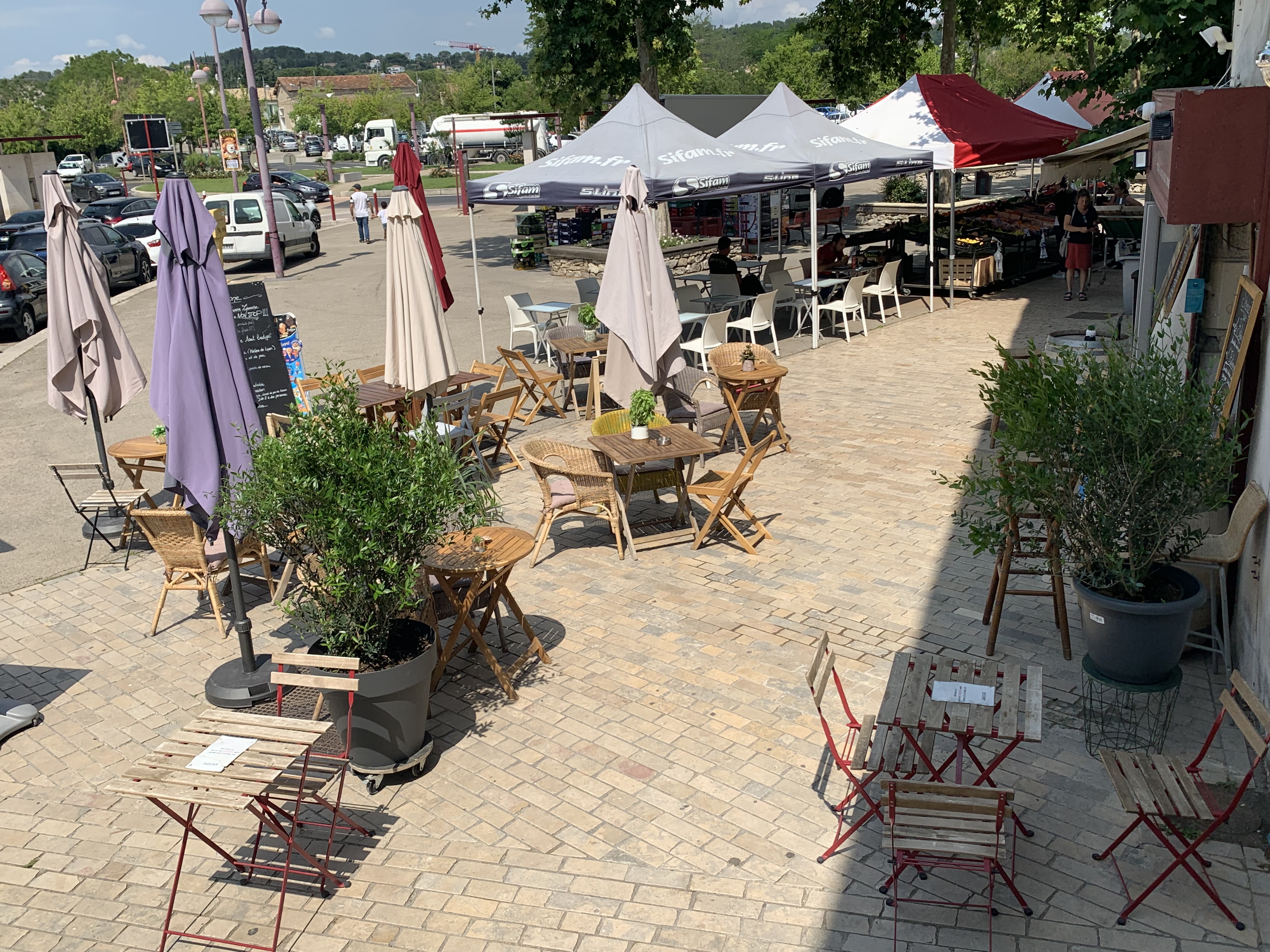 Vend fond de commerce 30m2, sandwicherie, saladerie , épicerie . Exploitée depuis 5ans. Vente sure place et a emporter (en majorité )… terrasse de 30cvts, et 6/8 int.. Très belle affaire , emplacement stratégique , 500 places de parking autour . 30 min Montpellier, 30 Nîmes, 30 Ales … à développer, ouvert seulement de 11h à 16h . 2 jours de fermeture . Village touristique . Affaire à developer Idéal couple