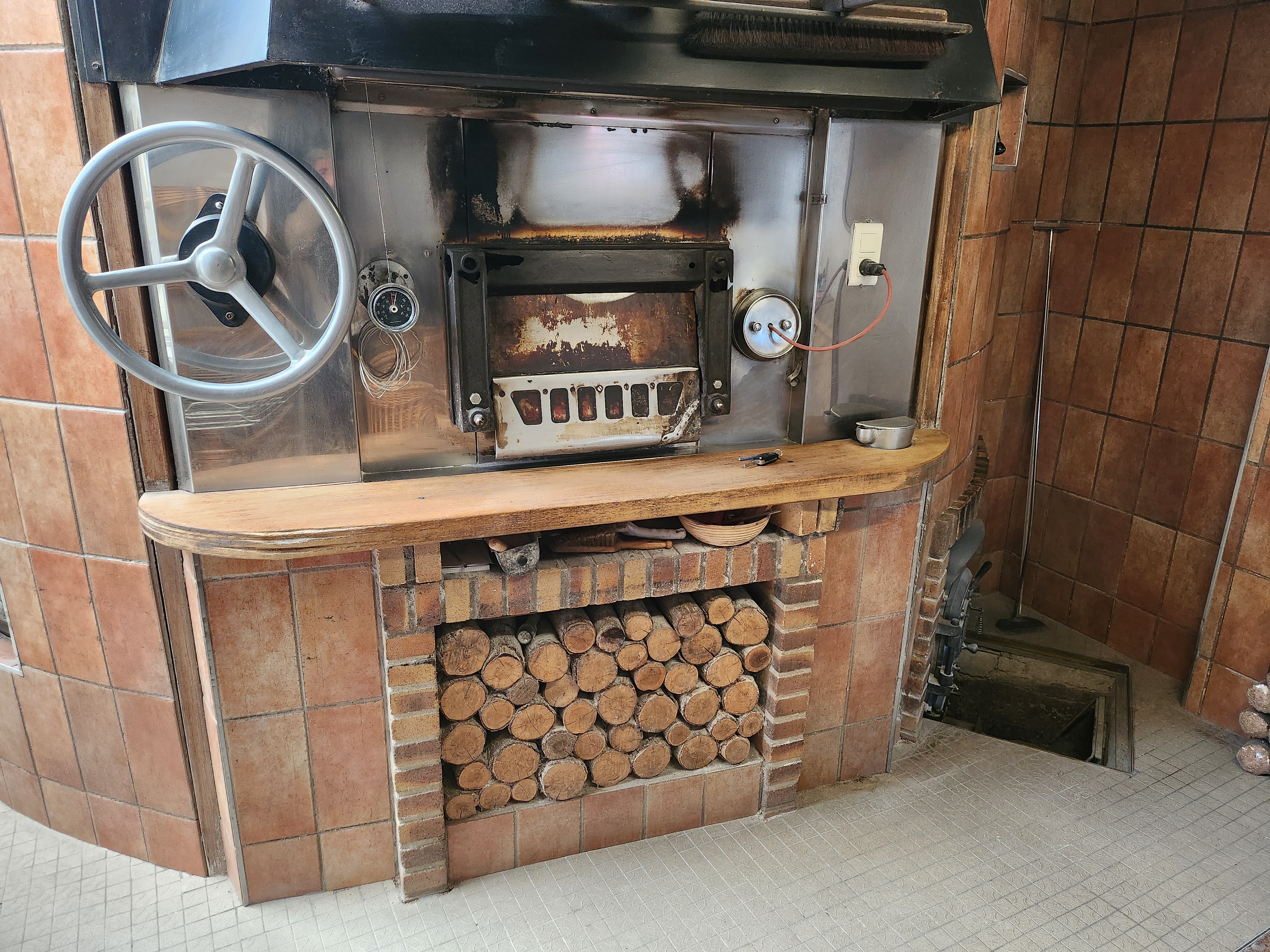 Boulangerie pâtisserie située sur un port de pêche.  Saisonnalité très prononcé d'avril à septembre. 
Magasin refait en 2023.
Four à bois
Boulangerie agréable possibilité au vue du prix soit de travailler en couple ou si développement du CA avec une équipe. 
Fort possibilité de développement en pâtisserie et snacking