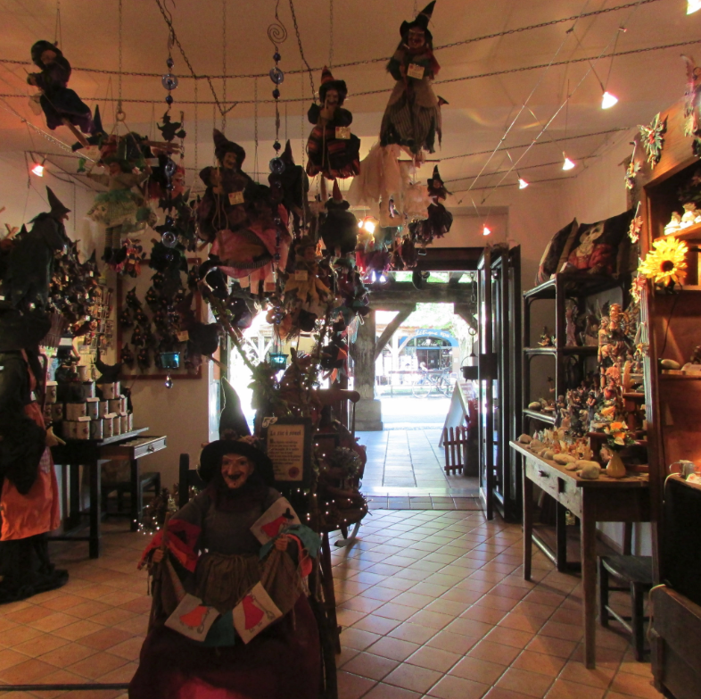 LE REPAIRE DES SORCIÈRES, DES LUTINS, DES FÉES, DES ELFES ET AUTRES CRÉATURES ... C'EST LE BALLET DE LA SORCIÈRE À MIREPOIX ...
Situé dans le centre historique (à côté de l'Office du Tourisme) et à l'ombre des couverts d'une magnifique bastide médiévale du Sud-Ouest, Mirepoix en Ariège, découvrez cette boutique à reprendre clé en main cause départ retraite.
Vente spécialisée en sorcières décoratives à suspendre, en figurines résine de fées, d'elfes, de licornes, d'anges, de farfadets et korrigans, de dragons, de gargouilles, de chouettes ...
Ouvert depuis 2008, chiffre d'affaire constant.
Surface commerce 30 m2 + 20 m2 atelier ou stockage + 20 m2 en extérieur sous les couverts en option.
Loyer 750€/mensuel
Fond de commerce 40.000€ (stock compris)
Site internet : https://www.leballetdelasorciere.com