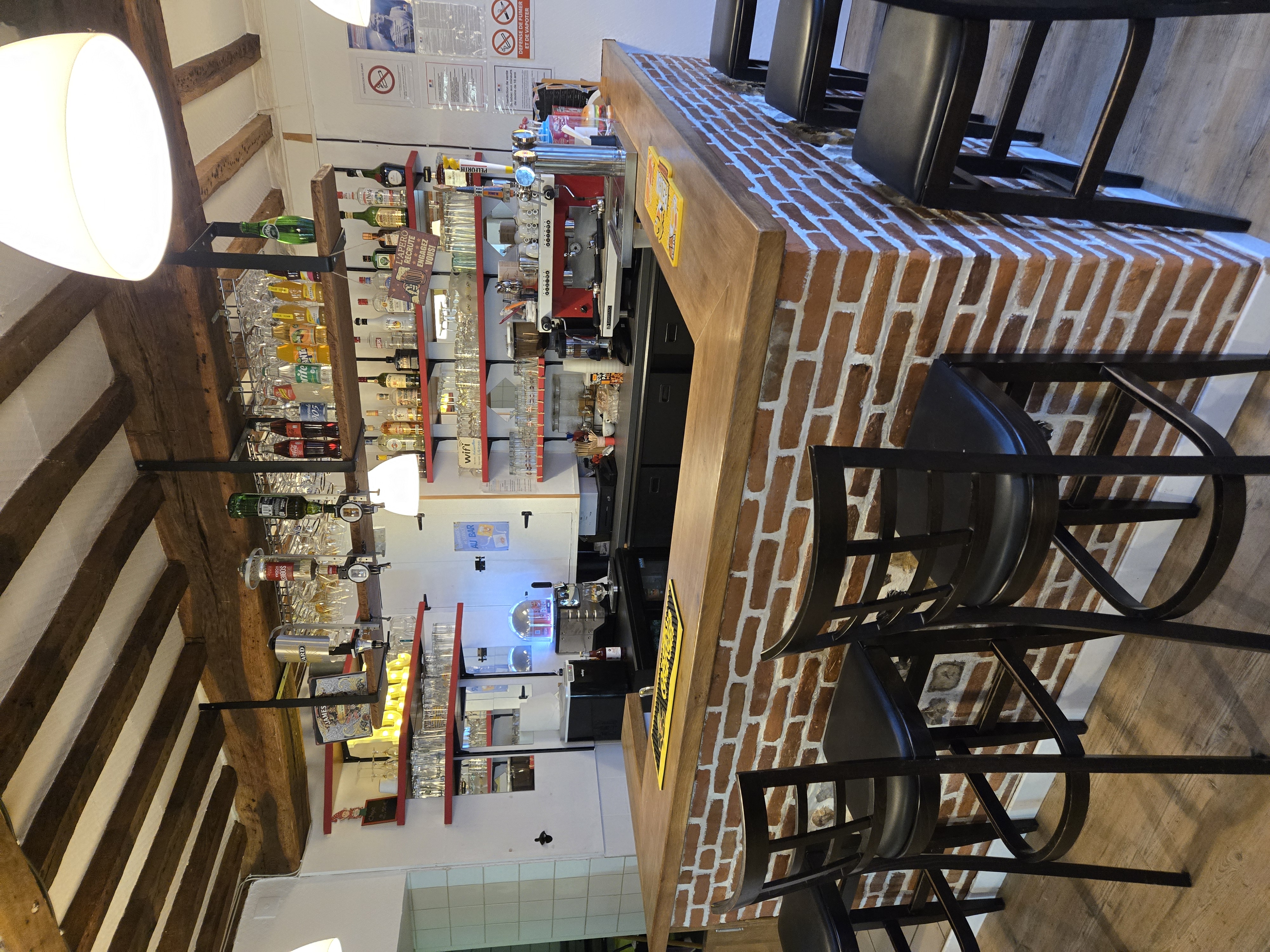 Bar pizzeria implanté au cœur du village (Ourville en caux) 

Capacité du bar 25 places assises + 15 en terrasse. 

Doté ́d'une cuisine équipé et d'une salle de jeux annexe. 

Activités de bar, pizzas, burgers, concert, soirées a thèmes.