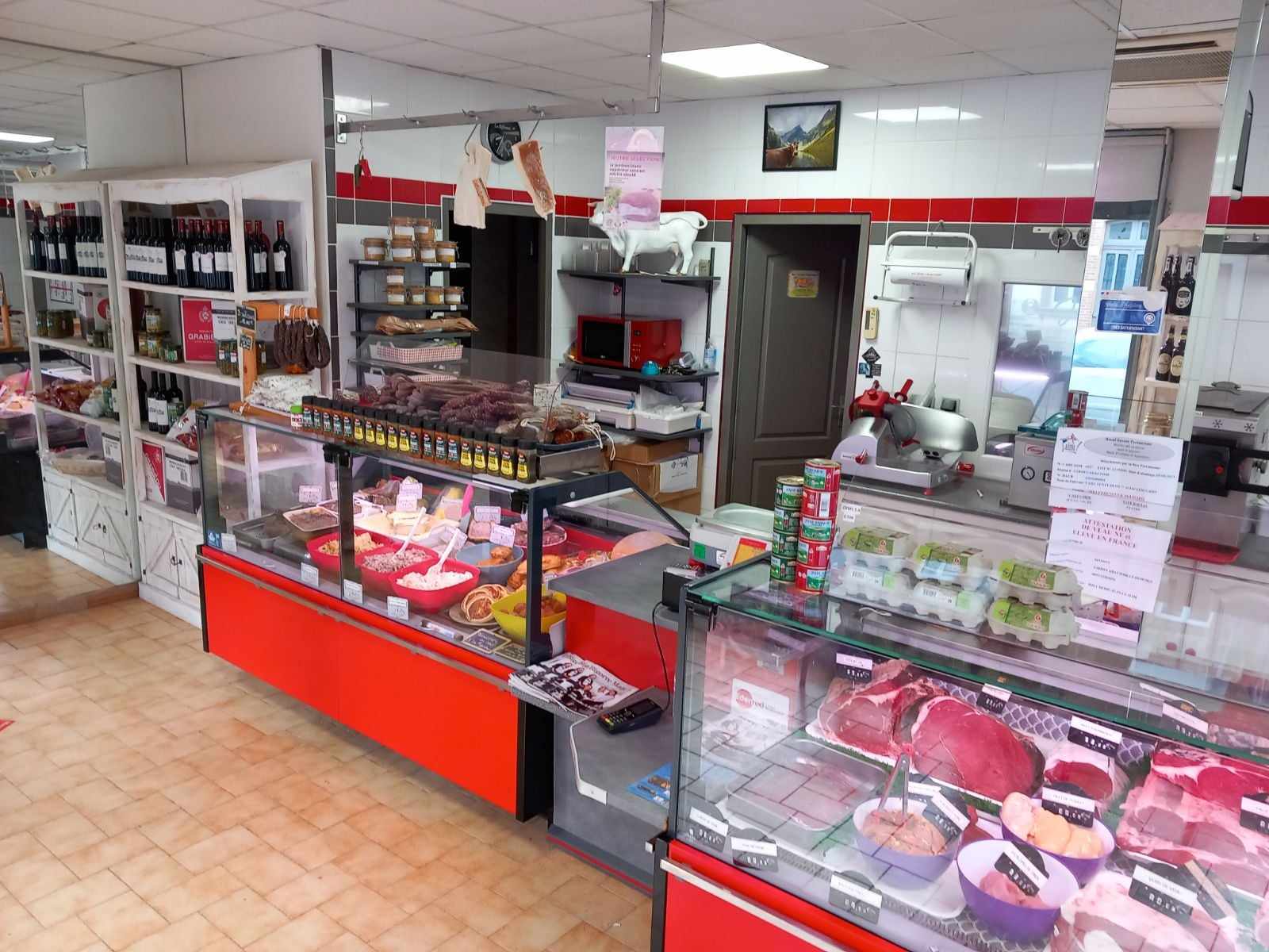 Vends fonds de commerce Boucherie-Charcuterie implantée depuis de nombreuses années dans le centre-ville de Vic-en-Bigorre, dans les Hautes-Pyrénées.

Idéalement située dans une rue commerçante avec places de parking et proche d'une maison de santé. Unique boucherie de la ville, elle bénéficie d'une clientèle fidèle.

Vic-en-Bigorre est une commune dynamique de 5000 habitants avec une vie commerçante et associative très importante avec un grand marché le samedi matin. Elle est située à 30min. de Tarbes, à 1h des montagnes, 2h de Toulouse et 2h aussi de l'Océan.

Magasin climatisé de 50m² + chambre froide + plonge + bureau pour une surface totale de 70m². Dispose de 3 grandes baies vitrées donnant sur la rue principale, 3 vitrines réfrigérées pratiquement neuves et de tout le matériel récemment renouvellé (machine à hacher réfrigérée, balance, machine à sous-vide, trancheuse...). Agencement moderne et fonctionnel.

Pas de salarié à reprendre. Magasin toujours tenu en couple.

Loyer 498 euros par mois.
Création de la boutique en avril 2000. 
Chiffres d'affaires d'environ 350 000 euros /an.

Pour de plus amples renseignements, n'hésitez pas à me contacter au :             06 83 90 54 28.