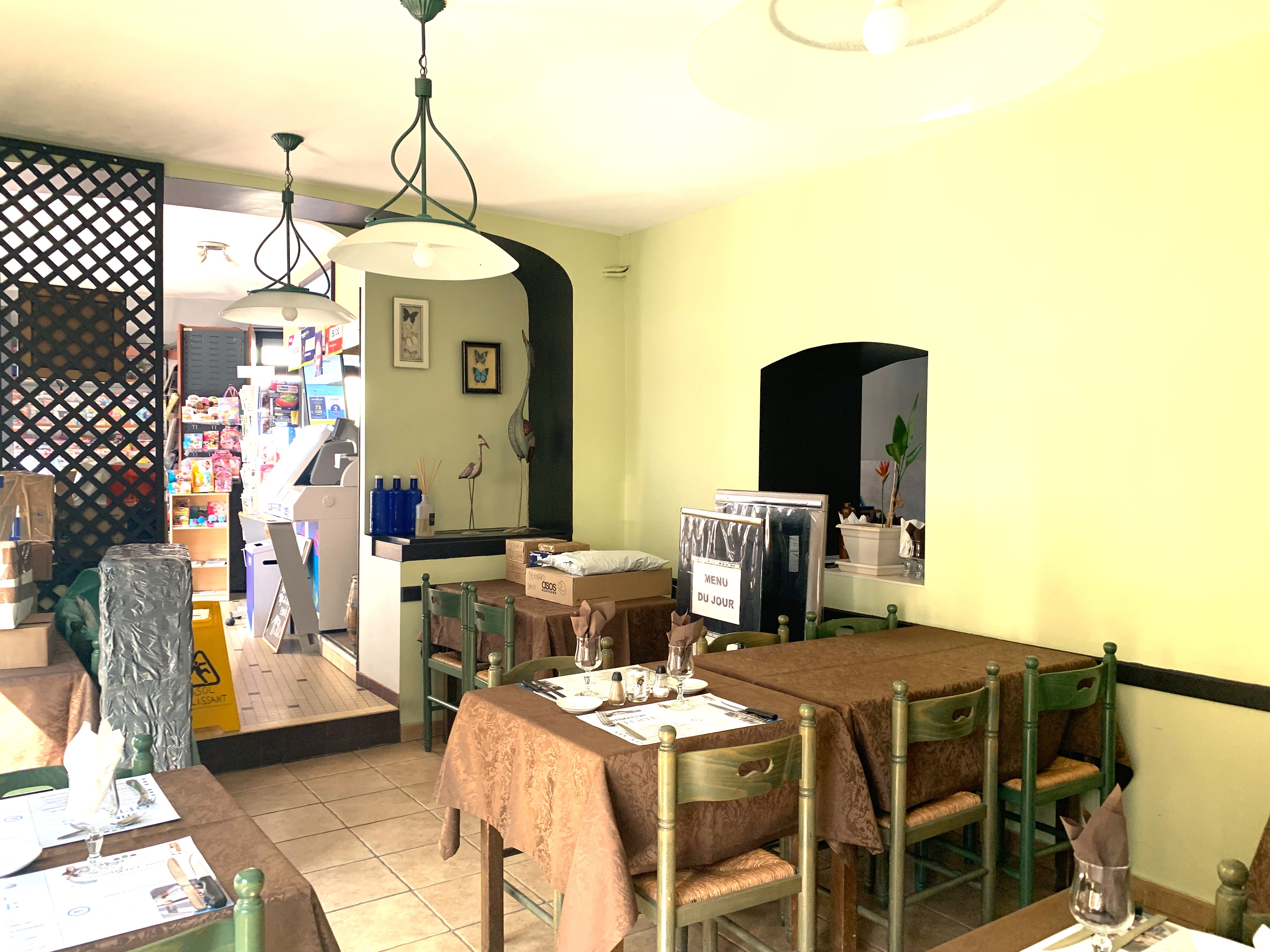 Vend cause retraite, Fond de Commerce Bar Restaurant FDJ, presse et relais colis, sur commune attractive du sud ouest limoges.
Restauration fabriquée maison, simple et abordable.
Clientèle de proximité et professionnelle.
Possibilité d’augmenter les horaires d’ouvertures et potentiel de développement important
le Fond de commerce est à 131000€ HT.
Les murs peuvent être vendu avec.
Emplacement central avec terrasse. Belle rentabilité.