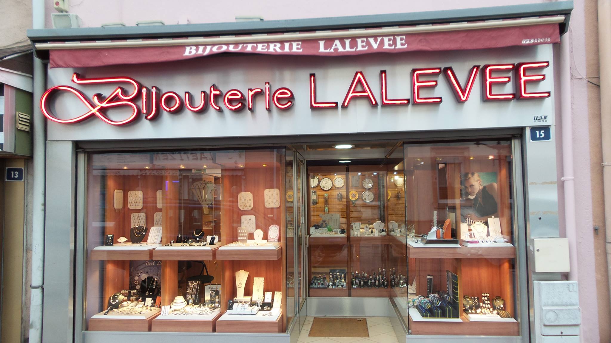 Vends fond de commerce et reprise de bail, plusieurs possibilités (bijouterie-horlogerie, maroquinerie, cadeaux...) 
Centre du village à deux pas de l'alsace, Gérardmer et Saint-Dié-des-Vosges.  

Le local est entièrement équipé et sécurisé (alarme, vidéosurveillance, rideaux métalliques) et dispose d’un bel espace de vente lumineux, d’un atelier et d’une réserve.  

💼 Atouts : - Emplacement premium (rue commerçante / centre-ville) - Potentiel de développement (vente en ligne, montres, or, rachat, créations sur mesure ou développement d'une autre activité dans le cadre du bail) - Faible loyer : 520€/mois - Clientèle locale + touristique  

📞 Contact : Pour plus d’informations ou organiser une visite, contactez-moi par message.  

Curieux s’abstenir, reprise sérieuse uniquement