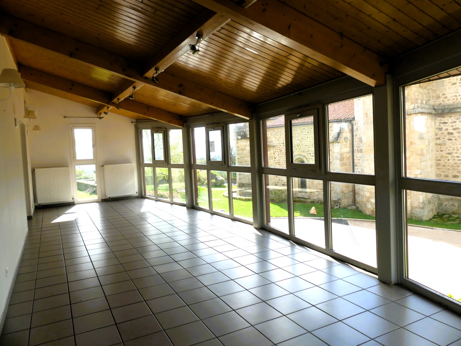 Magnifique auberge située au cœur du village vivant et dynamique de Bard, entre saint Etienne et Clermont-Ferrand dans un environnement paisible et authentique, apprécié pour sa convivialité et sa qualité de vie. Cet établissement plein de charme offre un beau potentiel avec une cuisine équipée, 2 salles de restauration dont une climatisée, un bar, une cave ainsi qu'une terrasse accueillante.
Idéal pour développer une activité de restauration, venez visiter cet établissement de caractère.

Licence IV mise à disposition

1250€ avec appartement (160m2) au dessus du restaurant.