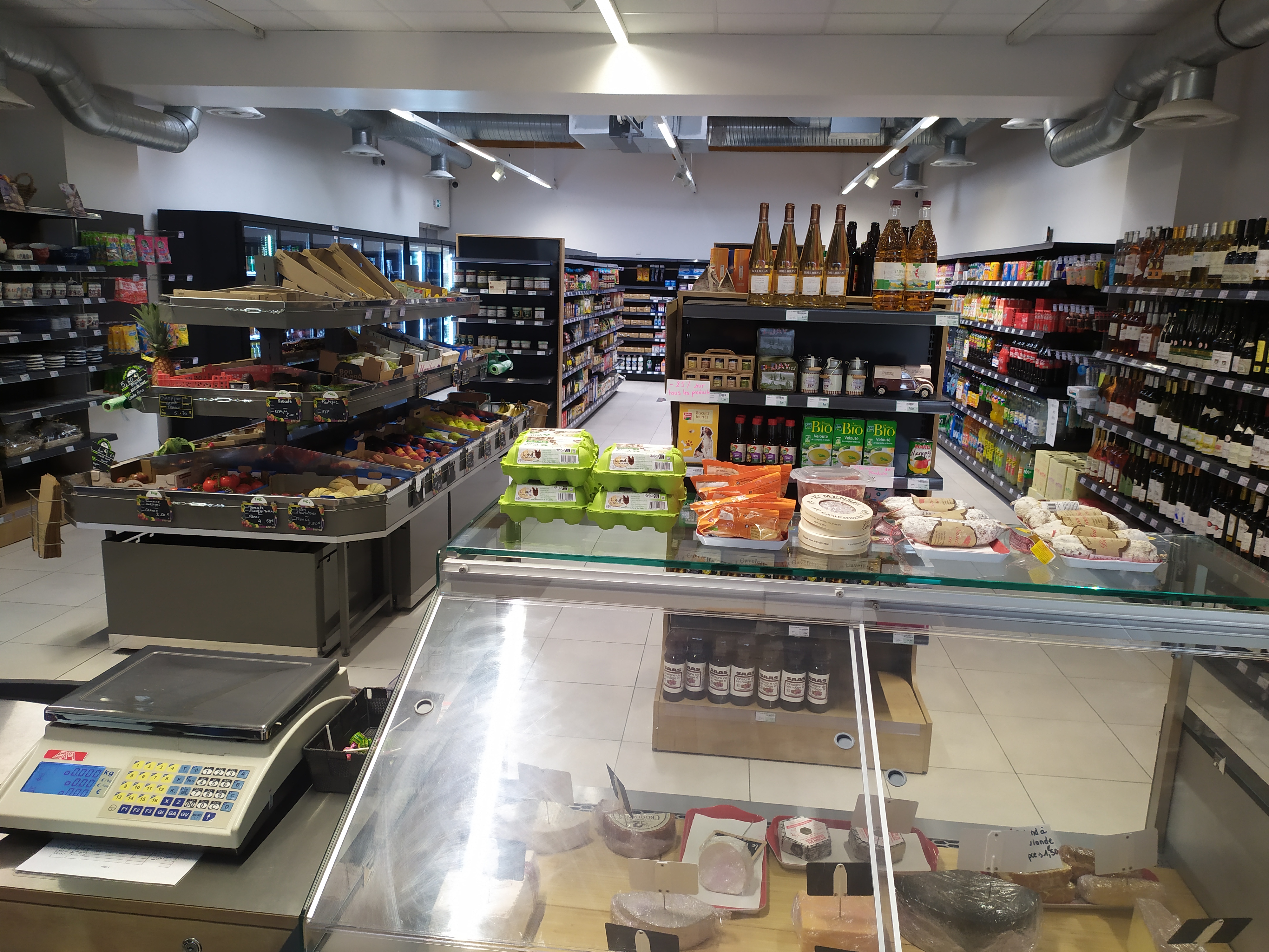 A vendre superette de 116m2 avec réserve de 71m2. Local appartenant à la mairie, magasin climatisé, matériel neuf (vitrines positives et négatives, autolaveuse, transpalette, caisse et balance en location). situé dans les marais de Carentan dans un village de 800 habitants avec (pharmacie, coiffeur, boucherie, bar, tabac, restaurant, école).
Prix net vendeur: 85000€
CA 2024: 164700€