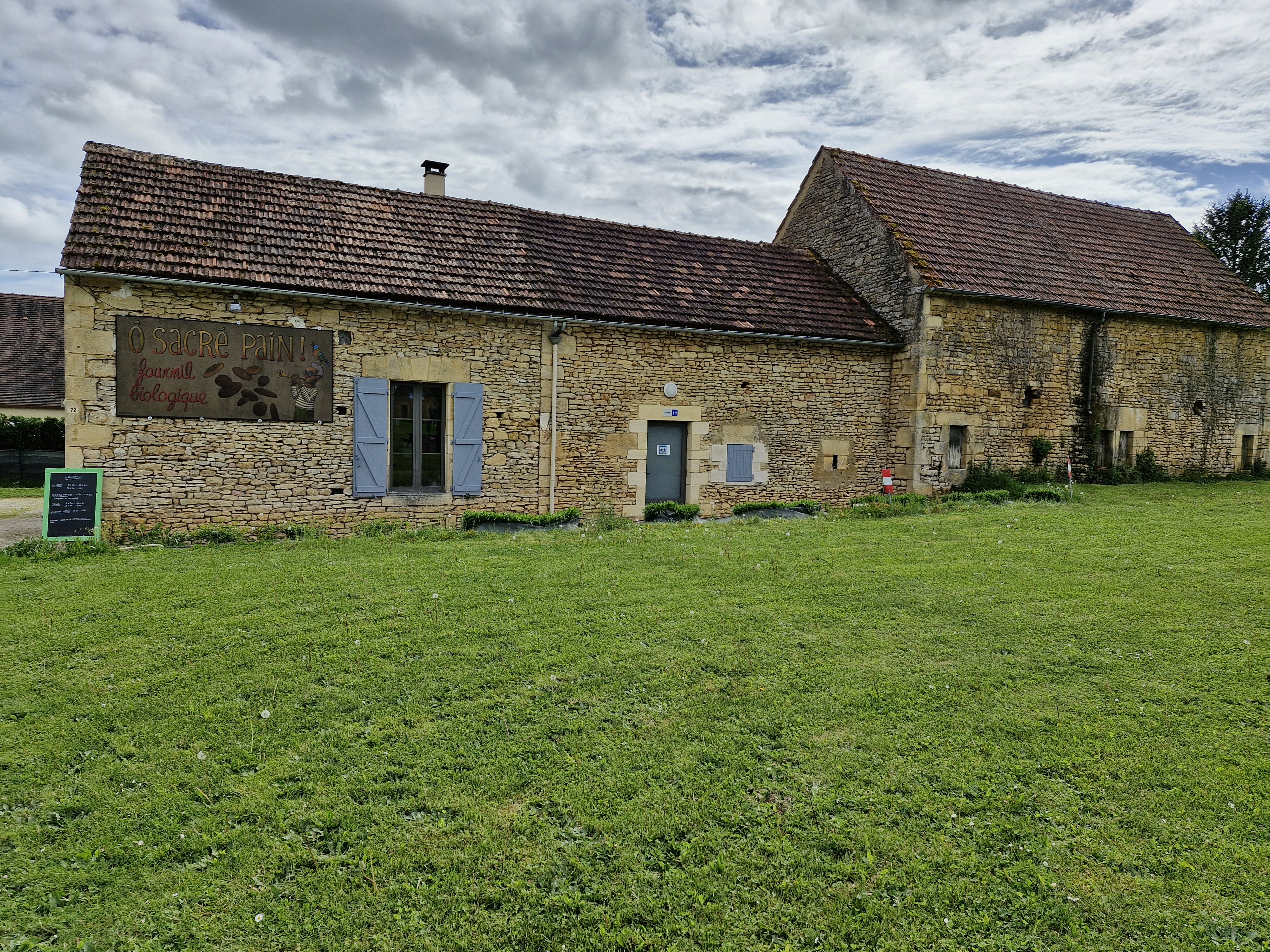La commune rurale de Saint-Crépin-et-Carlucet, située au cœur du Périgord Noir à seulement 13 km de Sarlat-la-Canéda, lance un Appel à Manifestation d’Intérêt pour la valorisation d'une ancienne grange au centre du village.

📍 Le site :
- Au cœur de la région touristique du Périgord Noir
- Une surface valorisable de 107 m² en rez-de-chaussée, totalisant 260 m² avec un étage et une annexe.
- Un vaste terrain de 5000 m², partiellement constructible.
- Une très bonne visibilité le long de la route départementale 60 qui relie Sarlat à Brive, fréquentée par 2000 véhicules par jour.

🎯 L’objectif de la commune : Installer une activité qui puisse participer à l’animation de la vie du village, si possible à l’année afin de réduire les impacts de la saisonnalité. Le type d’activité qui serait accueilli est volontairement laissé ouvert : espace de restauration, locaux pour des activités artisanales ou culturelles, autre… Une ouverture du lieu au public serait souhaitée, pour en faire un lieu à destination des habitants et des touristes.
🔄 Modalités de valorisation : La commune laisse une flexibilité quant aux modalités de valorisation du site, que ce soit par location ou vente. Cela permet aux porteurs de projets de se positionner sur l'option qui correspond le mieux à leurs besoins.

🗓️ Candidatures ouvertes du 12 mai au 30 juin 2025. Pour plus d'informations, télécharger le règlement de consultation sur le site internet de la commune . 🔗 

Ne manquez pas cette occasion de contribuer à la dynamique locale et de participer à la préservation du patrimoine du Périgord Noir. Nous sommes impatients de découvrir vos projets !

#PérigordNoir #Opportunité #ProjetInnovant #Patrimoine #DéveloppementLocal #SaintCrépinEtCarlucet