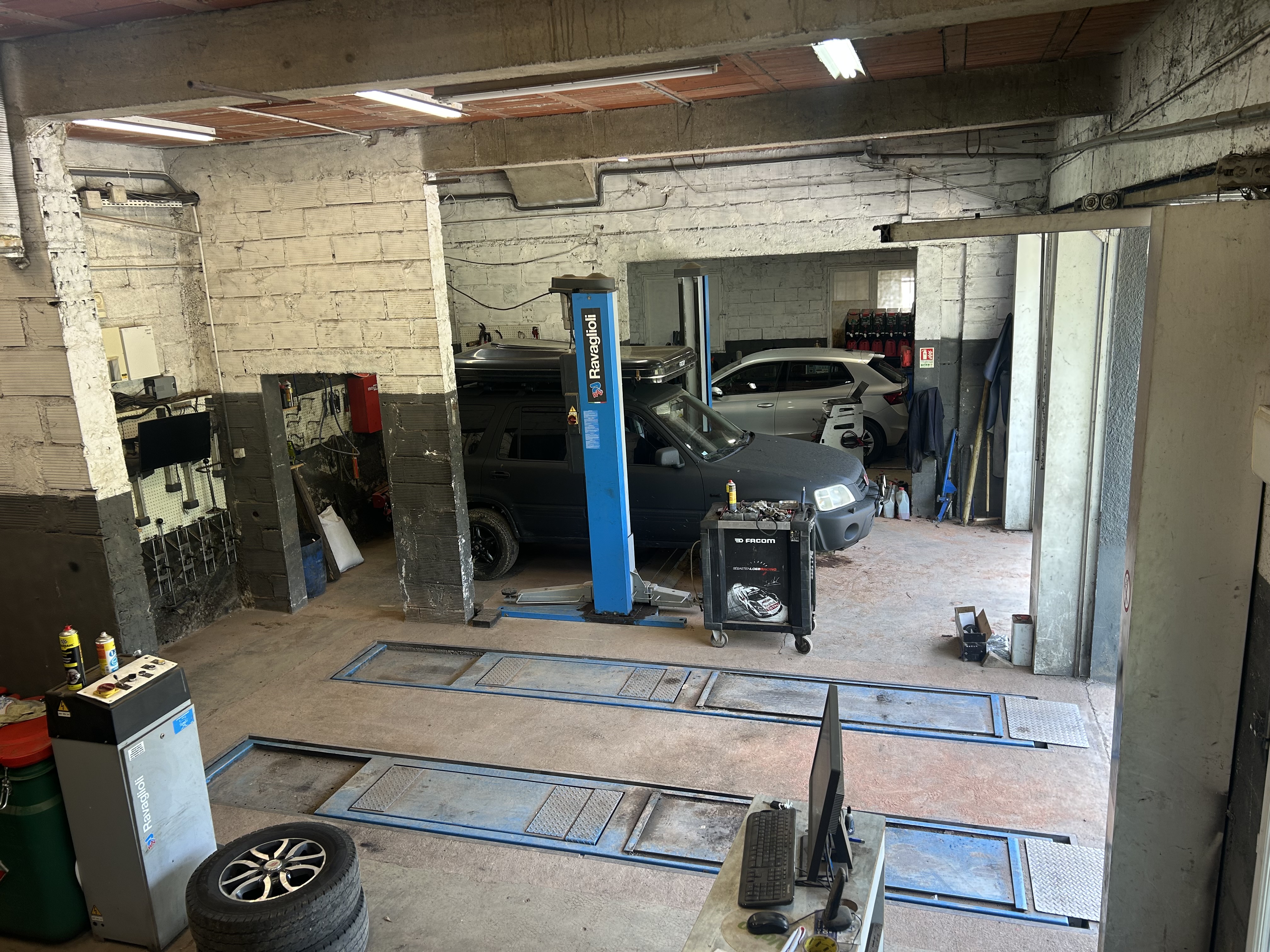 À vendre station service  et garage dans un très jolie village avec un beau cadre de travail  dernier CA 626000€ dont 176000€ pour le garage le loyer est de 800€ avec possibilité d’acheter le bâtiment pour 250000€ équipé d’un appartement de 120m2 est d’un terrain de 3000m2 dont 1400m2 constructibles n’hésitez pas à faire une offre nous y répondrons avec plaisir