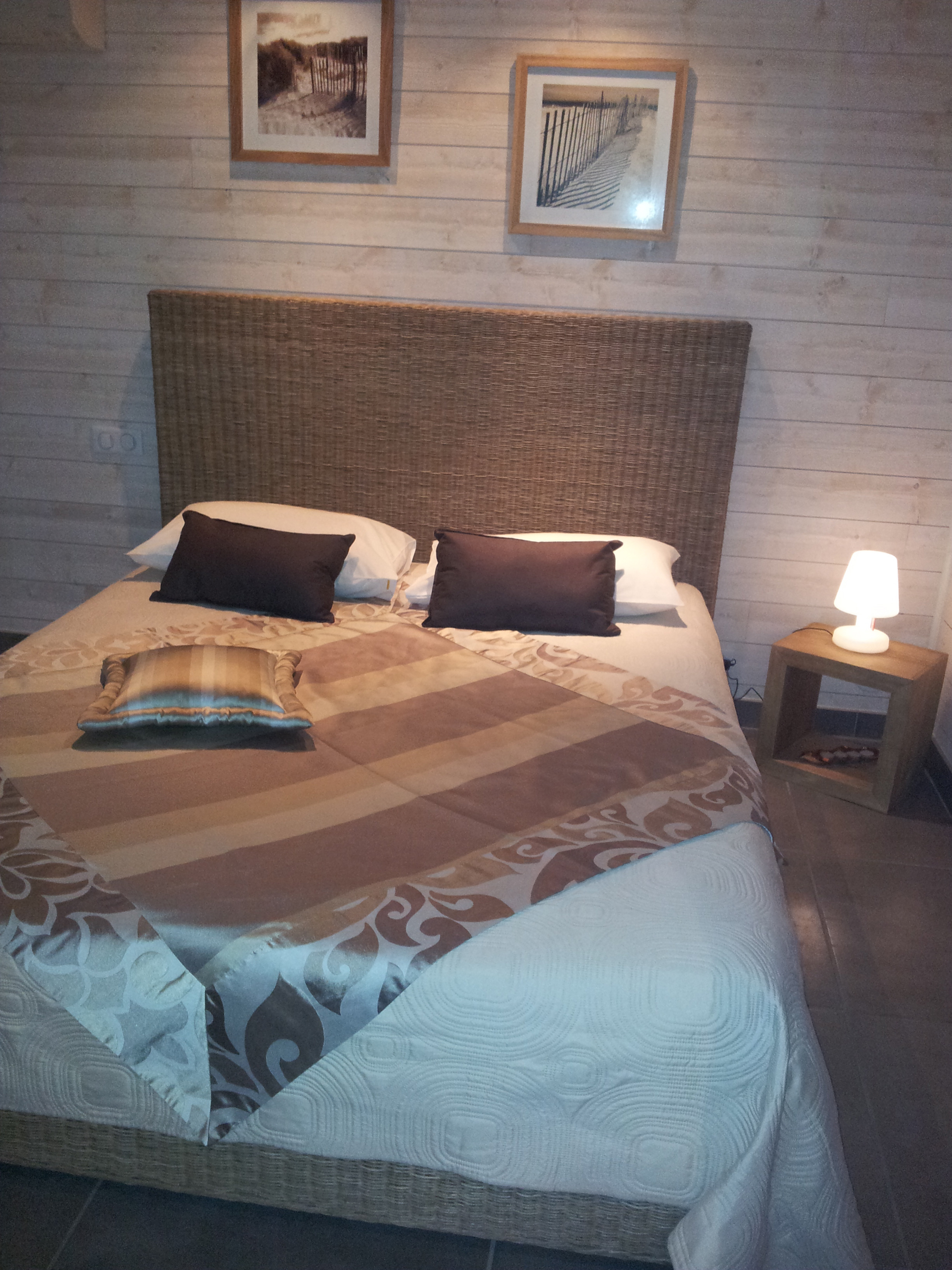 Nous vous proposons à la vente une maison d'habitation hors d'eau hors d'air, tout l'intérieur est à faire à votre goût. En complément de la maison, 3 lodges en bois entièrement équipés forment une activité de gîte et chambres d'hôte dans un jardin paysagé avec vue sur la campagne dans un petit village calme et charmant. Pour compléter ce havre de paix, vous avez une petite piscine balnéo, terrasses en bois, table à manger et lit de bains, sauna infrarouge. 
Chiffre d'affaire locatif sur demande. Gîtes chambres d'hôtes ouverts depuis 15 ans.