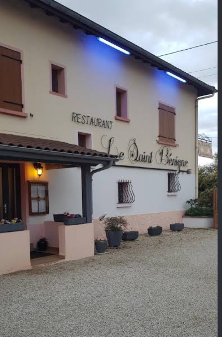 Proche de Mâcon et de Bourg en Bresse et de Lyon

Pour cause de déménagement.
je cède un restaurant en activité offrant un fort potentiel de développement.

L'établissement comprend :
Salle de restaurant climatisée et chauffée d'une capacité d'environ 50 couverts.
Espace bar.
Grande cuisine professionnelle entièrement équipée.
Petite terrasse.
Parking privé d'une dizaine de places.
Grand espace extérieur privatif.

Partie habitation :
Un appartement entièrement rénové comprenant 4 chambres, deux pièces dressing/penderie, une salle d'eau et des toilettes, et une très grande pièce de vie.

Un second logement indépendant de 5 pièces ( avec 2 salle d'eau), offrant de nombreuses possibilités.

Établissement exploitable immédiatement, avec une clientèle existante et de nombreuses.

Prix de vente 150 000 négociable. Pour autre information importante merci de me contacter

Le restaurant est prêt à être exploité immédiatement et convient aussi bien à un professionnel qu'à une personne souhaitant se lancer dans la restauration.

 Pour plus d'informations, le prix ou pour organiser une visite, n'hésitez pas à me contacter en message