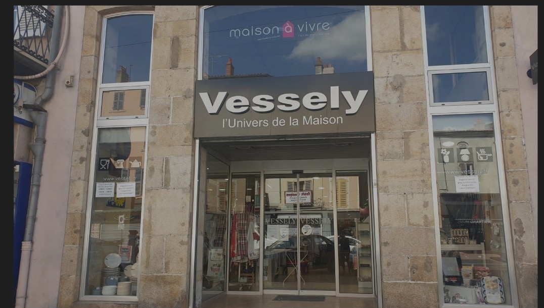 Idéalement situé en plein centre-ville d'Issoire, ce local commercial offre une visibilité optimale et un potentiel de stockage exceptionnel. Composé d'une surface de vente de 150 m² sur axe passant, il bénéficie de plus de 1 300 m² d'annexes : dépôt, réserves et bureaux aménagés, sur 3 étages.
De plus, on retrouve un accès à l'arrière vers une cour via une grande ouverture sur le bâtiment, spécialement conçue pour faciliter le chargement et les livraisons. 
Possibilité de réaliser des travaux et de concevoir les lieux vers d'autres aménagements.