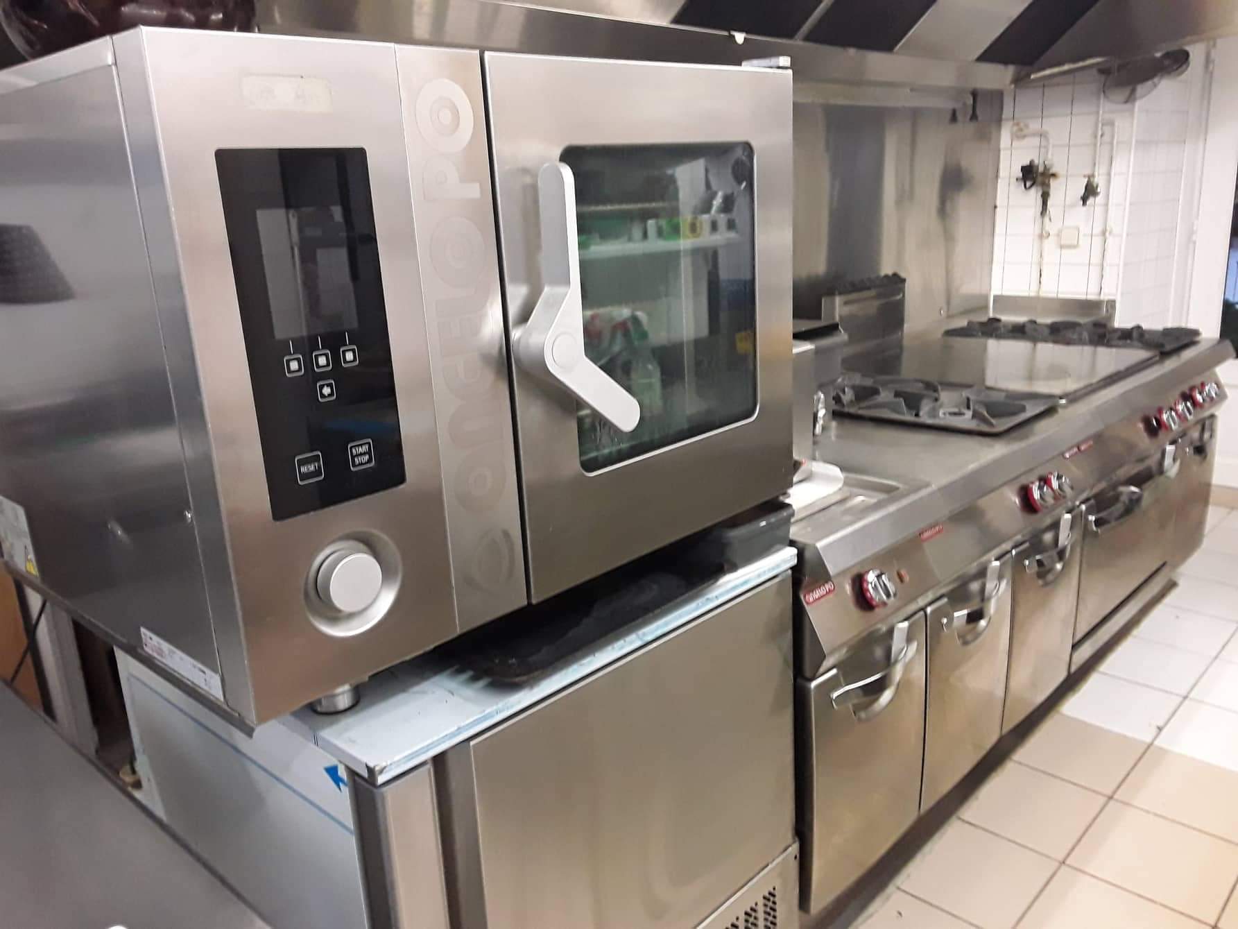 À vendre fond de commerce dans un joli village, en plein centre du département du Lot, à 3 min de la sortie d'autoroute A20 n°56. 
Salle de restaurant de 32 couverts à la décoration propre et soignée, agréable terrasse couverte et verdoyante d'environ 40 places minimum. Cuisine d'environ 30m2 très bien équipée et entretenue.
Normes d'accessibilité aux personnes de mobilité réduite, réserves et chambre froide. Restaurant existant depuis plus de 20 ans, exploité actuellement en cuisine italienne élaborée mais pouvant redevenir cuisine traditionnelle.
Grand logement T4  juste au-dessus, composé de 3 chambres, séjour, cuisine, salle de bain et WC. Idéal pour couple ou famille.
Clientèle locale, touristique et patients et familles  du centre de réhabilitation « La Roseraie » situé dans le village. Travail à l'année. Pas de personnel à reprendre.
Murs commerciaux appartenant à la mairie, faible loyer. 
Idéal première affaire. Contact uniquement par e-mail.
Prix du fonds de commerce : 88 000€