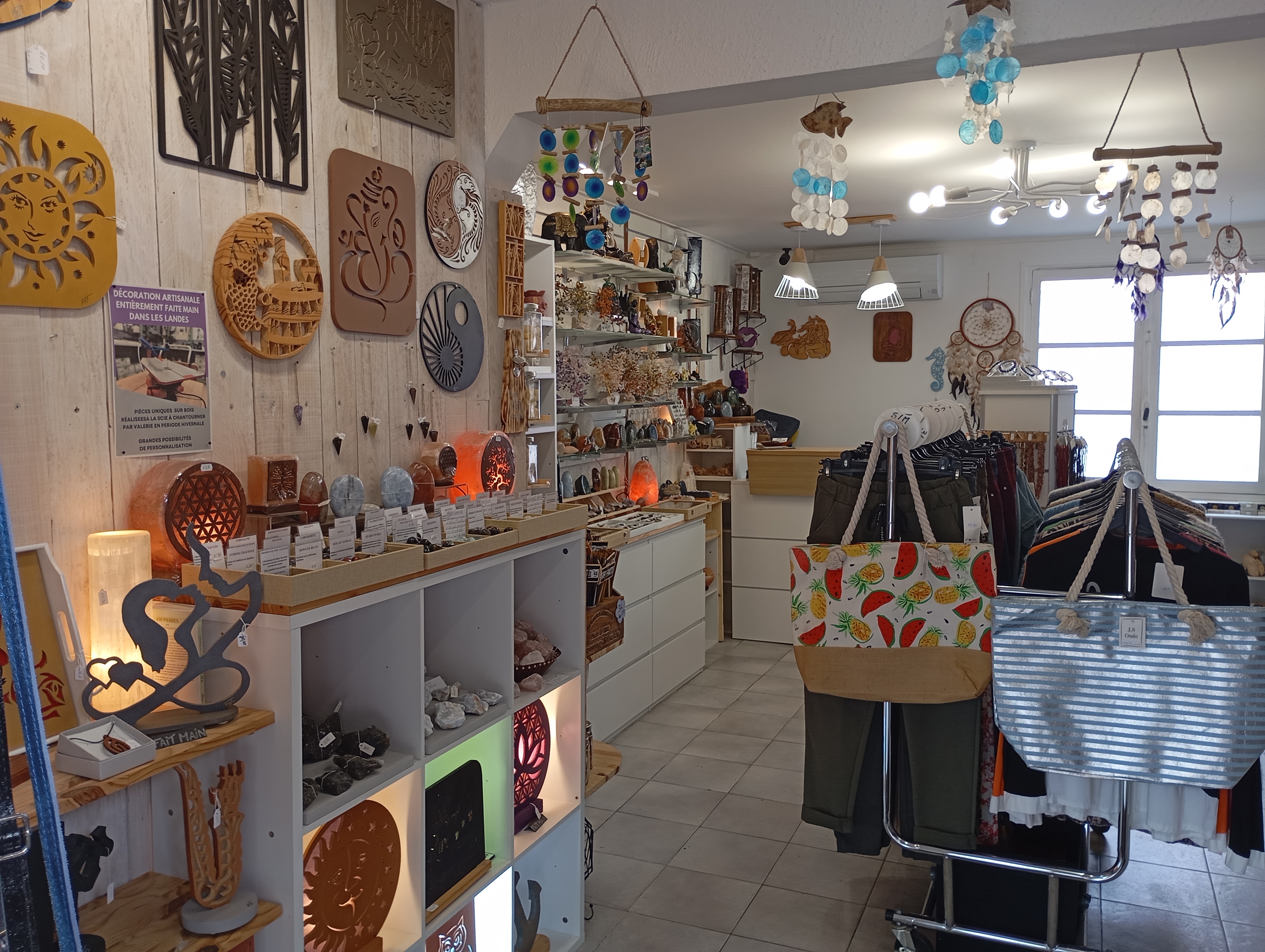 Cause santé, cède droit au bail commercial 9 ans d'une boutique en centre bourg. Emplacement n 1.
 A proximité des autres commerces avec un fort flux piétons. Très bonne visibilité 
45 M2 + 10 M2 extérieur avec store banne.
Climatisation réversible.
Village très touristique de la côte landaise. Ouverture à l année de nombreux commerces.
Rénovation intérieure en 2024.
Faibles charges 
Loyer 650 euros mensuels nets de TVA.
Premier contact par email