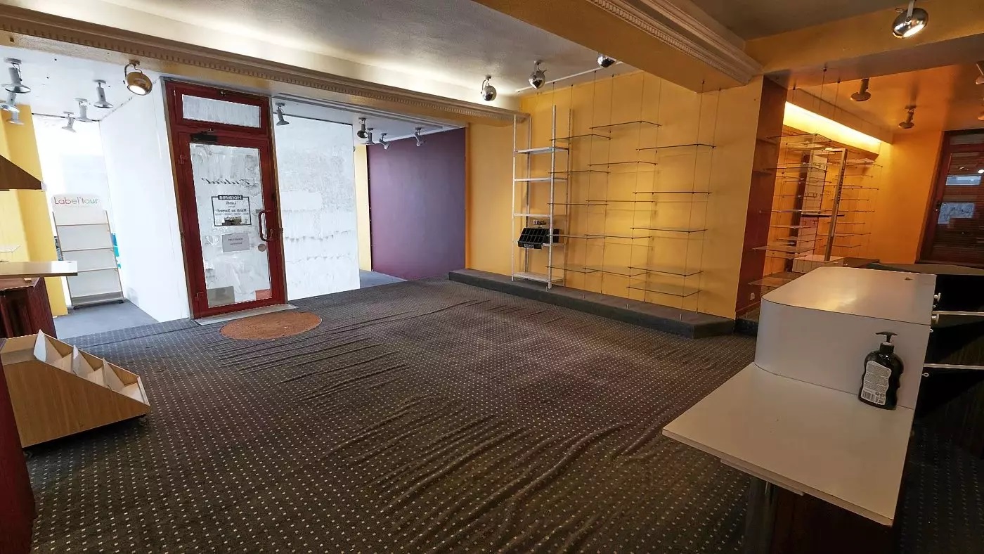 A vendre : Local commercial de 80 m², accompagné de deux pièces polyvalentes et d'un WC, parfaits pour donner vie à vos projets professionnels ou pour créer un espace de rangement. 
Le bâtiment, d’une surface totale de 210m², érigé sur un terrain de 306 m², est idéalement situé en plein centre du village de Luzy (58170), en plein cœur de la Bourgogne. Réputée pour son environnement verdoyant et sa qualité de vie.
 À l'étage, un appartement spacieux vous attend. Il se compose d'une cuisine, d'un lumineux salon/séjour, de trois chambres et d'une salle d'eau. Un cagibi attenant offre un accès à un grand grenier aménageable, laissant libre cours à votre imagination pour créer un espace supplémentaire selon vos besoins. L'ensemble de ce bien est agrémenté d'une charmante cour, de deux caves et de plusieurs dépendances, offrant ainsi un espace de stockage appréciable. Multiples possibilités d'aménagement. Une propriété offrant un potentiel intéressant pour différents projets d'investissement ou de résidence principale.