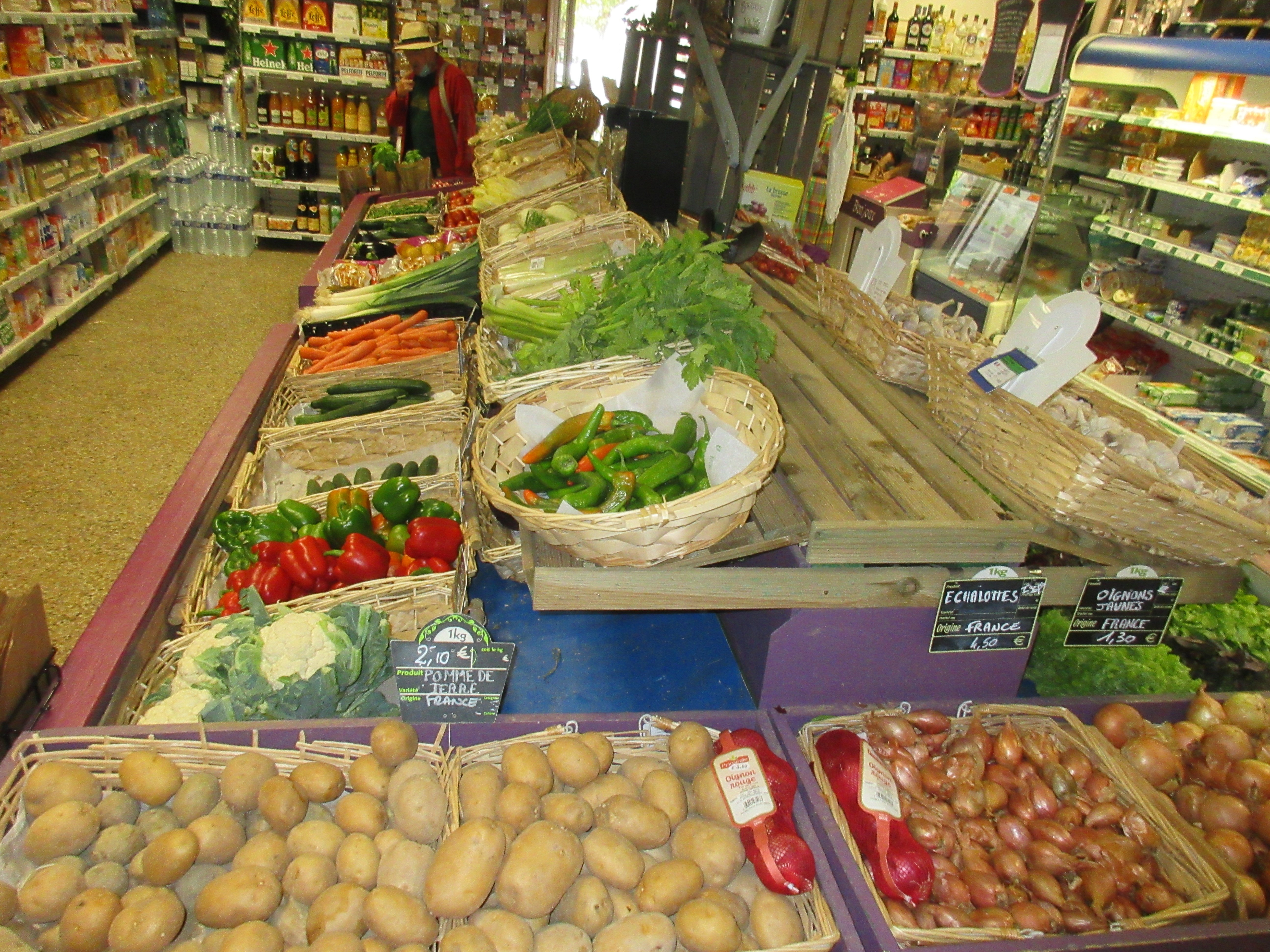 À vendre fonds de commerce de la seule épicerie du village, située en Drôme provençale, au pied d’un château médiéval
Un emplacement exceptionnel, au cœur de la vie locale.
Village dynamique de 2 600 habitants, avec une clientèle fidèle toute l’année et une forte fréquentation touristique en saison.

Le commerce :
Épicerie de proximité bien implantée
Sous enseigne Proxi pouvant être supprimée
Fruits & légumes, produits du quotidien, découpe, surgelés, boissons fraiches, glaces à l'unité
Excellente notoriété
Activité saine et rentable
Chiffre d’affaires supérieur à 300 000 €

Le + rare :
Appartement de 70 m² au-dessus du magasin, idéal pour une qualité de vie optimale et une vraie installation sur place.

Les atouts :
Seul commerce alimentaire du village
Emplacement central et visible
Parking

Accompagnement pour la reprise
Potentiel de développement
Idéal pour un projet de vie, une reconversion.