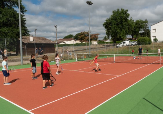 Notre commune recherche professionnels de santé libéraux homme ou femme : médecin généraliste, infirmier, dermatologue, gynécologue, etc...
Niveau français B2

Pourquoi un cabinet médical à Clérac ?
-départ en retraite de nombreux médecins, 2 communes en sont désormais dépourvues
 - l'augmentation du nombre d'habitants dans notre commune : 1120 habitants.
  -Clérac se situe dans une zone sous dotée

Clérac et son cabinet médical 
Ce cabinet médical climatisé sera livré début avril 2026, composé de : 
5 cabinets (chacun équipé de placard, plan de travail),
1 salle de repos,
2 salles d'attente, 
1 ascenseur, 
1 appartement de fonction type T3 (entrée indépendante )
1 parking.
Deux professionnels de santé (un ostéopathe et une orthophoniste) ont déjà réservé leur place.  

Clérac et la vie dans la commune 
Dans notre commune  accueillante et dynamique vous trouverez :
 - des commerces :  épicerie,   boulangerie, coiffeur,  hôtel  et  restaurant, agence postale.
- de nombreux services : Maison d'Assistantes Maternelles,  école avec garderie périscolaire (de la maternelle au CM2 ), médiathèque,  musée, aire de jeux pour enfants, terrains de tennis, de football, de pétanque, citystade, aire de camping-car et son étang , diverses associations sportives et culturelles.
- des entreprises : Extraction des argiles & minéraux (200 ouvriers), scierie , travaux publics, ...

A proximité (5 km) :
- pharmacie, laboratoire  
- supermarché et sa galerie marchande 
- Banques, assurances, commerces

Clérac et sa situation géographique
Un atout considérable, commune au sud de la Charente-Maritime , limitrophe aux départements de Charente, Gironde et Dordogne :
Bordeaux (3ème couronne) à 45mn  par l'A10 ou par le train (gare à 20mn),  Aéroport Bordeaux -Mérignac à 45mn, Angoulême à 60mn par l'A10.

Clérac et son futur 
Cette croissance de la population nous encourage à être force de proposition en création et modernisation de l'aménagement du territoire pour l'avenir.
 
Tel Mairie : +33  546041312
@ : secretariat@ville-clerac.fr