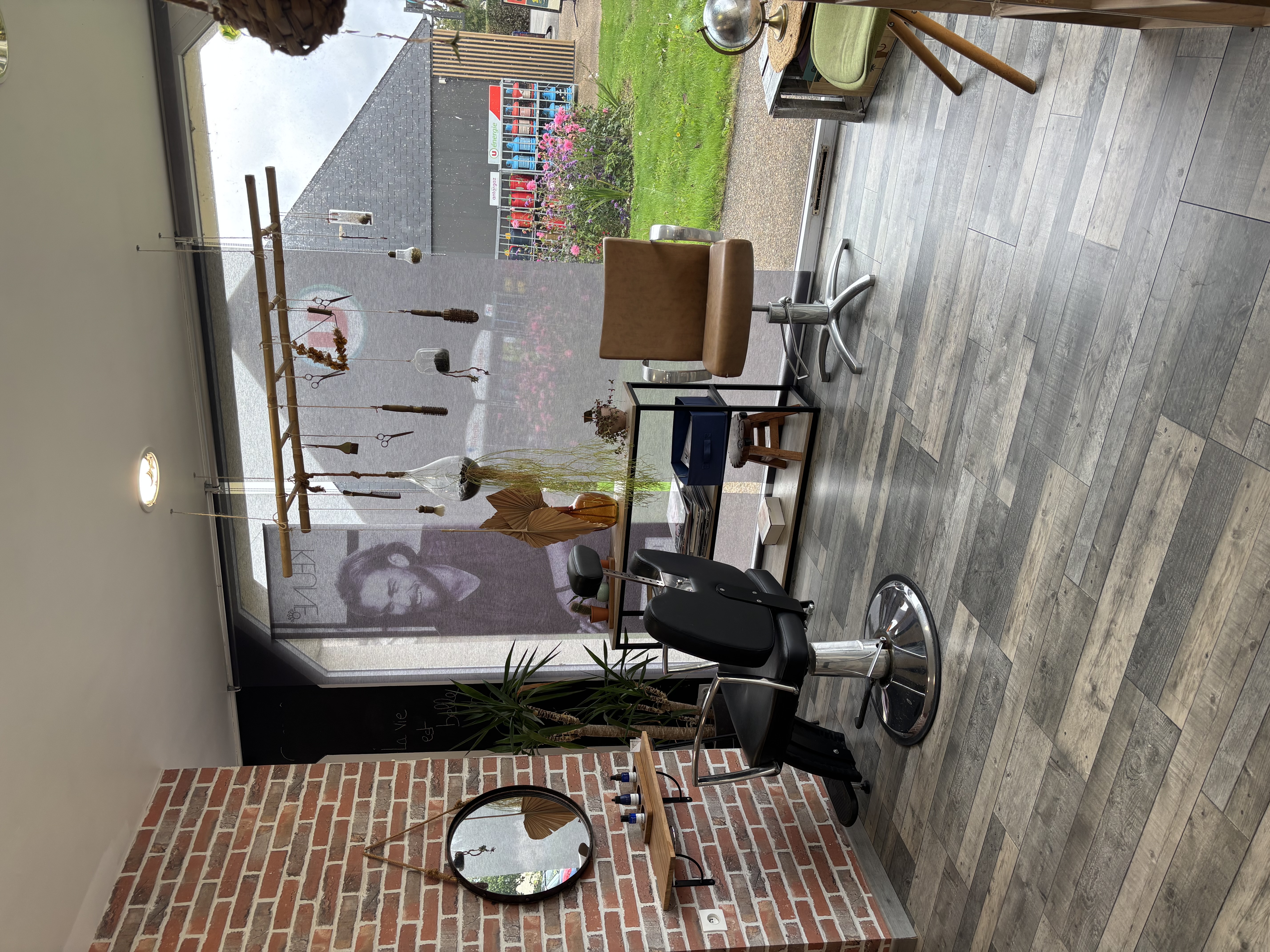 alon!!!!!!

Vous rêvez de reprendre un salon de coiffure MIXTE clé en main dans un environnement attractif ?
Opportunité à saisir !
Nous vous proposons la vente d’un fond de commerce de salon de coiffure, situé en plein cœur d’une commune dynamique, bénéficiant d’une forte visibilité et entourée de nombreux commerces de proximité (boulangerie, supérette, boucherie, pharmacie, écoles, restaurants...).

🔹 Caractéristiques principales :
Prix de vente : 30 000 €
Superficie : 40m2
Configuration: 
-3 postes de coiffure (possibilité 4)
-2 bacs à shampooing 
-1 réserve 
-1 toilette 
-1 coin attente

Emplacement stratégique avec un flux régulier de clientèle
Salon entièrement équipé, prêt à travailler immédiatement.
Décoration moderne!
Bonne clientèle fidèle et potentiel de développement
Local en bon état, très lumineux, avec de nombreuses vitrines.
Le salon est situé sur une place passante entourée de commerce, avec un très grand parking juste devant .

*Petit loyer 413€

🔹 Idéal pour coiffeur(se) souhaitant se lancer ou développer son activité !
Accompagnement possible lors de la reprise.
📞 Pour plus d’informations ou organiser une visite, n’hésitez pas à me contacter.