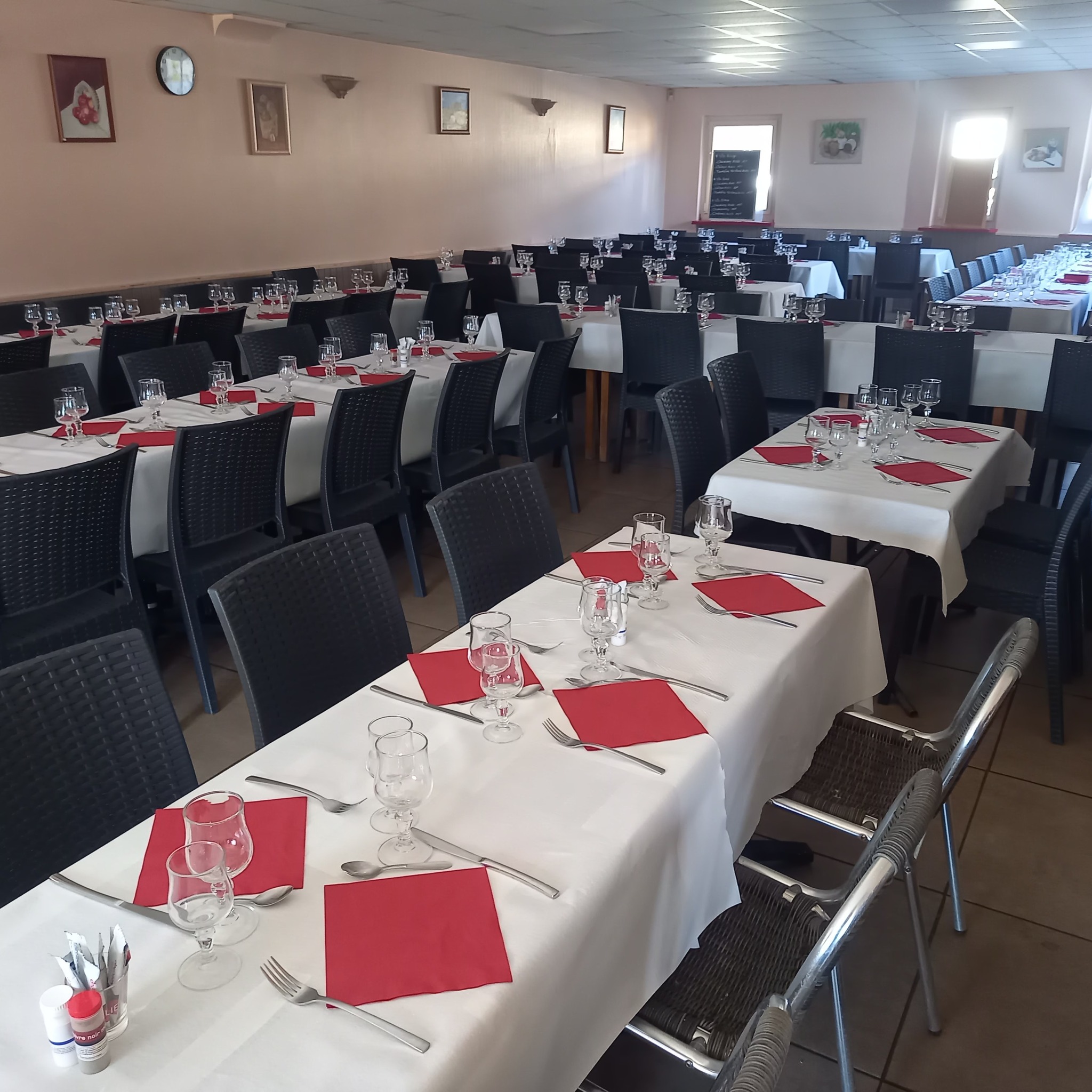 Bar - Restaurant traditionnel du midi - Pizzeria – Traiteur - cause retraite.

 
En activité depuis 11 ans, à 20 minutes d’Orléans, cet établissement est situé dans le village de Fay-aux-Loges, labellisé Loir'étape. Le village est traversé par le canal d’Orléans, et est idéalement situé entre la Forêt d’Orléans et le Val de Loire et sur l'itinéraire de "La Loire à vélo". 

Situé au cœur de la commune, sur un axe routier passant, le restaurant bénéficie d’une clientèle locale, d’affaires et touristique.

 Ouvert dès 6h30 le matin, il propose les cafés et petits déjeuners si le coeur vous en dit ; le service du midi, du lundi au vendredi (rythme de travail confortable, avec une marge de progression). Service traiteur sur réservation pour les associations.  L'établissement est également ouvert tous les 15 jours pour les pizzas maison ainsi que les Samedis midis. Samedis soirs et Dimanches sur réservation.  Il propose un service traiteur le week-end. 

 Cet établissement  est doté d’une salle de restaurant de 100 couverts (refaite en 2023), d’une salle de bar de 18 couverts (+comptoir), et d’une terrasse de 35 places (couverte - équipée de stores bannes électriques neuf). Sa cuisine de 80 m2 est fonctionnelle, le matériel professionnel a été renouvelé en 2024. Pas de travaux, ni d’investissements à prévoir.

Ses salariés : 1 chef cuisinier - 2 serveurs, 1 apprenti.

 Bail 3/6/9 renouvelé en 2024 – loyer 1800 € net / comprenant un logement de 104 m2 de type f4.

CA 2024 : 330 000 €.

 Prix de vente 220 000 €