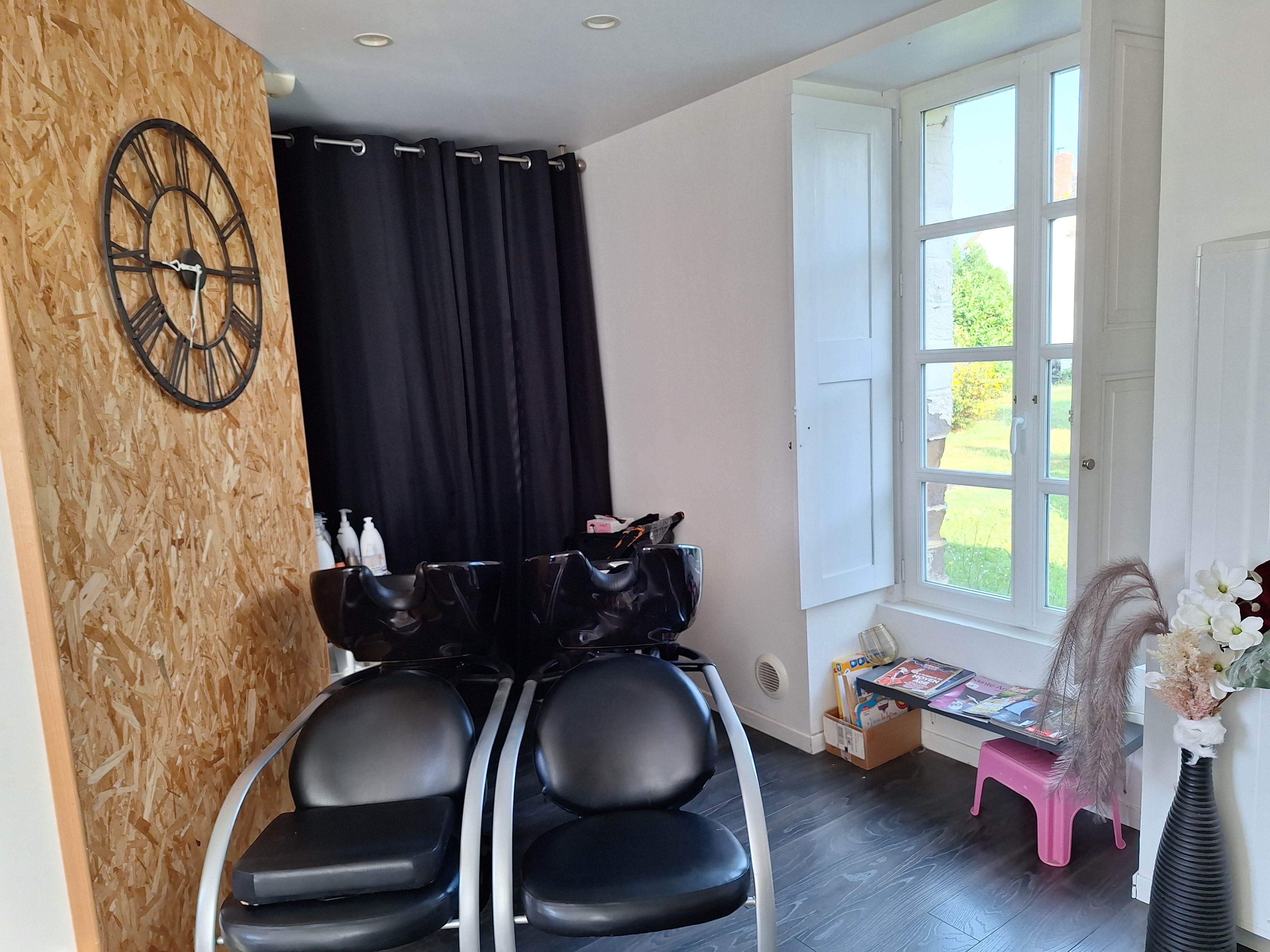 Suite à un arrêt d'activité, la commune met à disposition un local de 25 m2 équipé en salon de salon de coiffure.
Le commerce sera disponible à partir du 1er juillet, il est tout équipé, loyer de 220 € matériel compris.
La collectivité étudiera toute proposition.