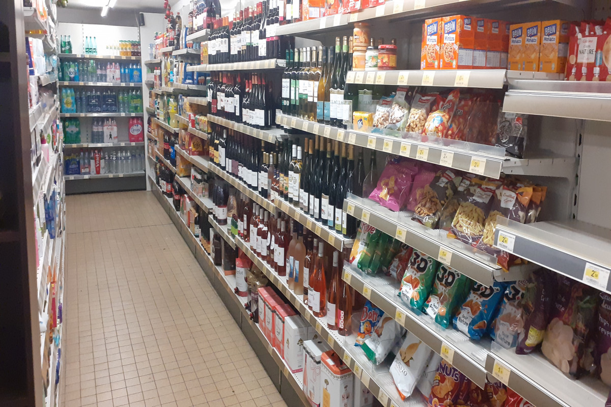 Epicerie de centre ville de 3500 habitants avec une zone de chalandise de 15000 âmes. Très bien située sur une place à côté de tous commerces. Très fonctionnelle avec un quai de livraison indépendant de l'accès du magasin avec parking privatisé de 20 places environs. La surface de vente est actuellement de 200m² mais très modulable. Dépôt de gaz, de pains, et aussi point relais Mondial Relay.