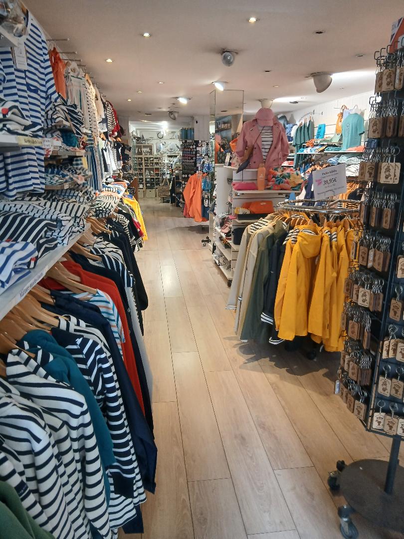 Implanté depuis près de 15 ans, ce commerce bénéficie d'une excellente visibilité grâce à son emplacement stratégique sur un axe de passage majeur du centre-ville. Le magasin profite d'un environnement commercial très dynamique, à proximité immédiate de nombreux commerces, services, et de la mairie.

L'activité est spécialisée dans la vente de produits régionaux bretons : biscuiterie, épicerie fine, souvenirs, décoration et textiles bretons notamment. L'enseigne s'appuie sur une clientèle fidèle locale tout en bénéficiant d'une forte attractivité touristique. Plus d'un tiers du chiffre d'affaires est réalisé durant la saison estivale, principalement sur les mois de juillet et août, grâce à des produits d’appels attractifs : caramels bretons, bols bretons traditionnels ou encore des boîtes de biscuits locaux personnalisées.

Le local, d’une surface totale d'environ 130 m² répartie sur deux niveaux, dispose d’un atout rare : deux accès indépendants sur deux rues différentes, dont l’une est un axe routier stratégique du centre-ville. Le local se répartit entre :

100 m² de surface commerciale en rez-de-chaussée, avec de belles vitrines ;
Et environ 30 m² de réserve et bureau.
Le commerce dispose également d'un site e-commerce opérationnel, permettant de développer les ventes à distance et de fidéliser la clientèle au-delà de la zone de chalandise locale.

L'activité est saine, rentable, et présente un fort potentiel de développement. L'absence de concurrence directe sur le secteur ainsi que l'attractivité croissante de la commune constituent de véritables leviers de croissance pour un repreneur souhaitant poursuivre ou diversifier l'exploitation.

Conditions :

Loyer mensuel attractif : 1 220 €.
Prix de cession du fonds de commerce : 75 000 €.
Stock valorisé à ce jour à environ 120 000 €, avec possibilité de reprise totale ou partielle selon le projet.
Le collaborateur actuellement présent au sein de l'entreprise (30h/semaine) a manifesté son souhait de quitter ses fonctions à l'occasion de la cession, offrant ainsi une grande souplesse d'organisation au futur exploitant.
Accompagnement du repreneur possible par la cédante afin de faciliter la transition et la prise en main de l'activité.

Dossier complet et informations complémentaires disponibles après un premier échange.