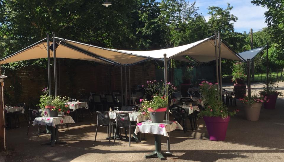 Ce Fond de commerce se situe au croisement de Lyon /Chambéry /Grenoble à 10 min de l'autoroute , proche de Walibi.
Nous avons Deux salles( une de 20 couverts et une de 40 couverts), et ,une terrasse de 50 couverts (possibilité d'agrandissement) . Un grand parking juste en face du restaurant est disponible. Un logement  contenant 3 chambres, 1 salle de bain ,un coin salon , et un bureau , idéal lorsque l'on a des enfants.
L'hotel est composée de 6 chambres : 4 de 1 ou 2 pers et 2 de 3 ou 4 pers.