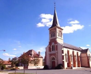 La commune de GARNAT SUR ENGIEVRE recherche actuellement un.e candidat.e à la gérance du café restaurant multi services.

Les candidatures de binômes sont encouragées. Le/la gérant.e peut en effet être accompagné.e d’une personne salariée par le café. Nous recherchons avant tout des personnalités garantissant la convivialité du lieu, capables de co-construire les services de proximité répondant aux besoins identifiés en lien avec la commune, en adhésion avec les valeurs de l’économie sociale et solidaire.

Des qualités de gérant, de commerçant ainsi qu’une réelle volonté d’entreprendre sont clés pour ce poste.
La restauration étant une activité socle pour ce projet, les candidats devront justifier d’une expérience en cuisine, et une bonne maîtrise des techniques culinaires. Les autres services pressentis sont : café – épicerie – dépôt de pain - relais colis – presse -fdj.
Logement à disposition – double terrasse et jardin clos.
Cuisine professionnelle équipée neuve.

Faire du café/restaurant un espace de convivialité multiservice qui proposera une gamme de services de proximité.
Si vous souhaitez vous lancer dans une aventure entrepreneuriale au service de la convivialité alors portez-vous candidat !