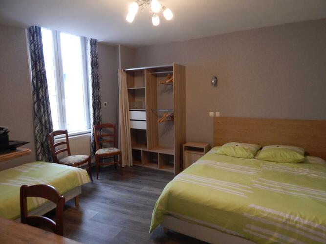 Vente du fonds de commerce : 110 000 € négociable.
Hôtel 2 étoiles - restaurant : tout équipé
Capacité de 9 chambres en parfait état et rénové
60 couverts en salle et 50 en terrasse
CA Moyen/an : 220 000 € et résultat positif
Loyer de 1066.61 € TTC/mois

Commune touristique du Parc naturel Régional du Morvan, secteur des Grands Lacs.
Fibre et téléphonie mobile
600 habitants
Commune avec épicerie (supérette), boulangerie, salon de coiffure, garage automobile et station service 7/7, La Poste, bar-tabac-brasserie, marché de plein vent le dimanche très réputé. Camping et chambres d’hôtes.