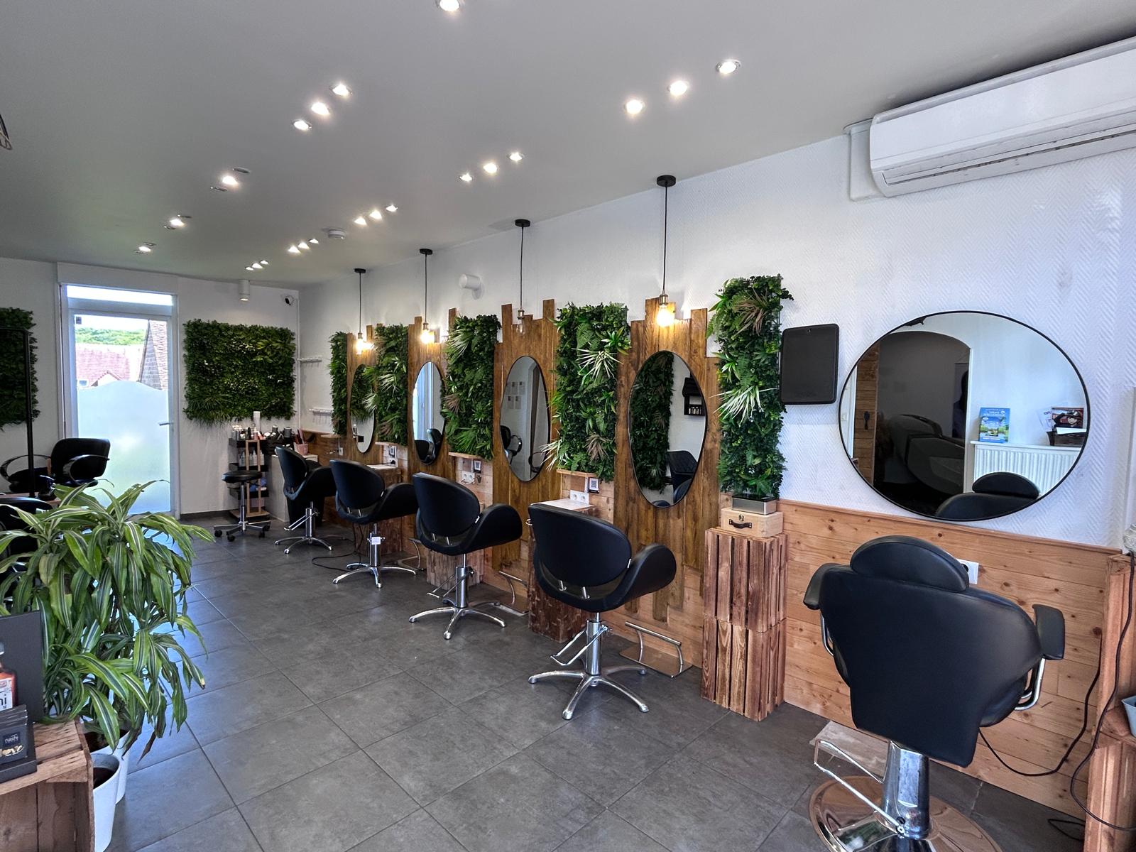 En plein cœur du centre-ville de Noailles, découvrez ce salon de coiffure de 58 m², parfaitement agencé et prêt à travailler sans aucun investissement à prévoir.

L’espace se compose de 5 postes de coiffure, 3 bacs à shampooing, ainsi qu’un poste dédié à l’onglerie. Le salon propose également un véritable espace différenciant avec un siège relaxant et une zone privative dédiée au hair spa et aux soins esthétiques, apportant une vraie valeur ajoutée à l’expérience client.

Une réserve de stockage fonctionnelle, une cave ainsi qu’une cuisine complètent le lieu, offrant confort et organisation au quotidien.

Le salon bénéficie d’une clientèle fidèle et régulière, avec un chiffre d’affaires stable, ce qui en fait une reprise sereine et sécurisée. Deux salariés sont à reprendre, assurant une continuité immédiate de l’activité.

Le loyer est particulièrement attractif : 526 €.

Côté potentiel de développement, tout est déjà en place pour aller plus loin : élargissement des prestations, développement de la vente de produits capillaires, mise en place d’un système de prise de rendez-vous en ligne… les leviers de croissance sont clairs et accessibles.

Un parking gratuit juste en face du salon facilite l’accès pour la clientèle, un vrai plus pour le secteur.

Dossier commercial complet disponible sur demande.

Honoraires d'agence à la charge de l'acquéreur. Prix honoraires inclus : 82500 euros. Prix hors honoraires : 75000 euros. Honoraires TTC à la charge de l'acquéreur (10,00% du prix du bien hors honoraires) : 7500 euros.
Bien non soumis au DPE. Les informations sur les risques auxquels ce bien est exposé, y compris l'obligation légale de débroussaillement, sont disponibles sur le site Géorisques : http://www.georisques.gouv.fr.
La présente annonce immobilière a été rédigée sous la responsabilité éditoriale de Mme Magali Dumont mandataire indépendant en immobilier (sans détention de fonds), agent commercial de la SAS I@D France immatriculé au RSAC de BEAUVAIS sous le numéro 841588205, titulaire de la carte de démarchage immobilier pour le compte de la société I@D France SAS.