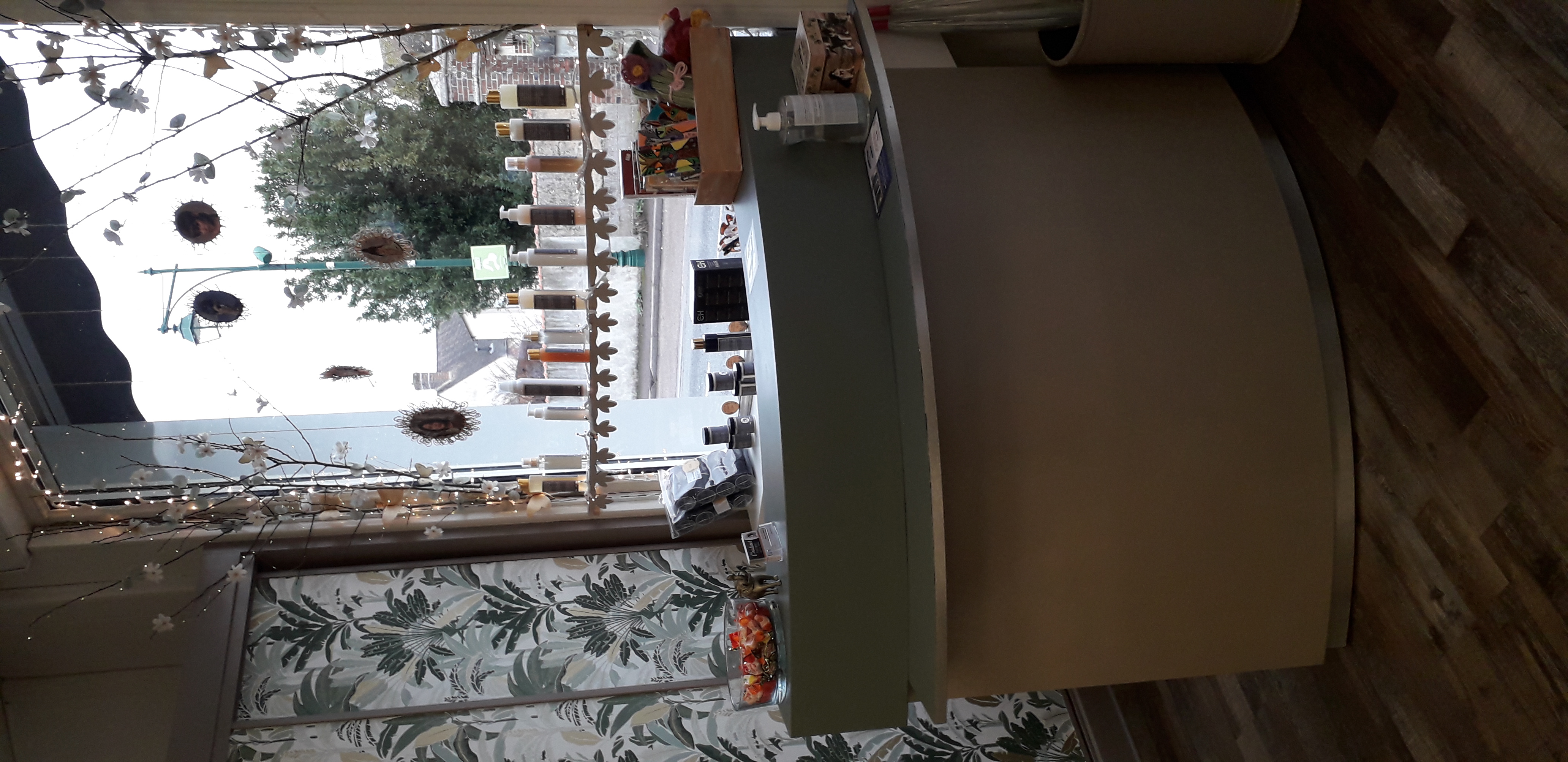 Salon de coiffure de 25m2 + arrière boutique de25m2 ,dans village animé .petit loyer.bail à  céder dès Mars 2027. Commerces proche épicerie tabac, boucherie, boulangerie.