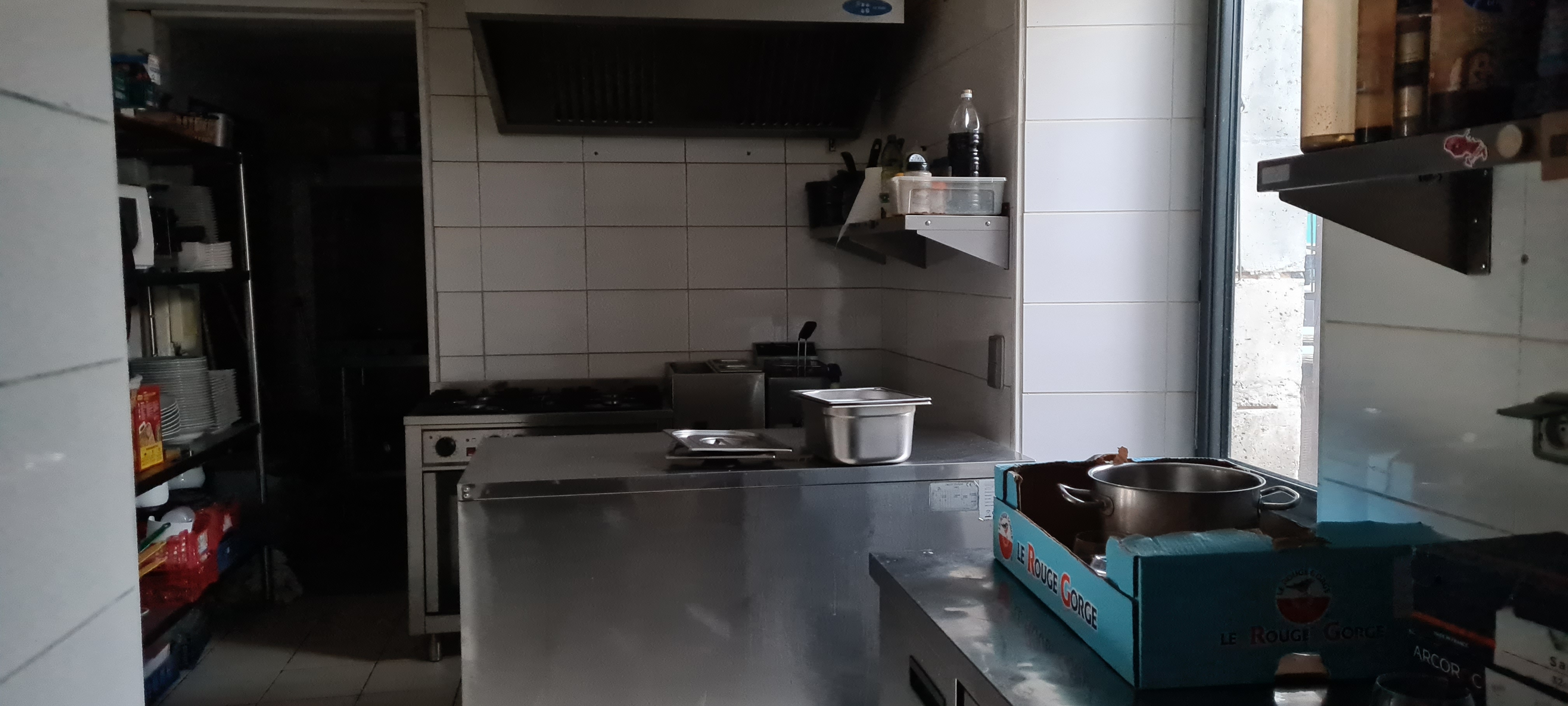 La commune de Busserolles en Périgord Vert met en location son bar-restaurant situé dans le bourg de 550 habitants. Vous y trouverez une boulangerie, l'agence postale communale, la Mairie, le camping et son étang de baignade ainsi qu'une école et un centre de loisirs. Petit village très vivant et dynamique. 
Le local commercial est composé d'une cuisine, une plonge, une salle de restaurant (jointes en photo), un bar et deux terrasses extérieures avec un petit jardinet ainsi que du matériel (tables, chaises etc.). 
À l'étage, un logement avec deux chambres et une grande pièce de vie avec coin cuisine + un studio sont à louer. 
La location du local commercial est distincte de la location des logements. 
Le bâtiment se situe à proximité d'un parking.