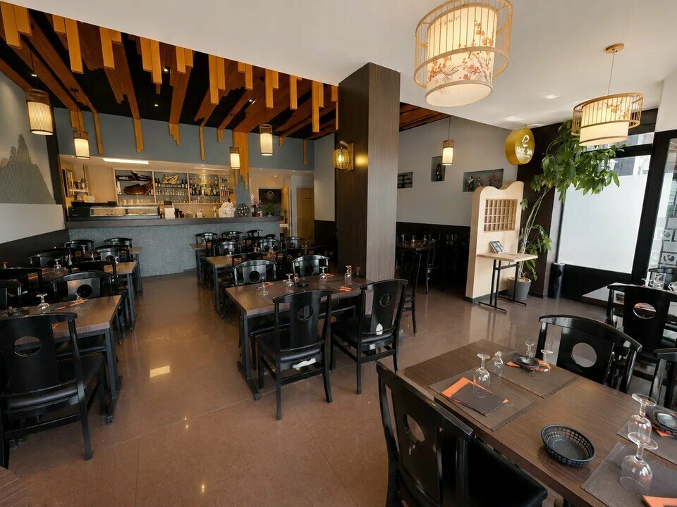 Fonds de commerce de restaurant d’environ 100 m² à céder au Havre, dans le quartier Saint-François. L’établissement comprend une salle de restauration d’environ 65 m² et une cave de stockage d’environ 30 m². La cuisine est entièrement équipée et dotée d’un système d’extraction régulièrement entretenu, permettant une reprise immédiate de l’activité. D’une capacité d’environ 50 couverts, l’affaire emploie actuellement 3 salariés repris avec le fonds. Cession du fonds de commerce dans le cadre d’un bail commercial 3/6/9 ans courant jusqu’au 2 mars 2034.

Surface totale : environ 100 m² comprenant une salle de restauration d'environ 65 m² et une cave de stockage d'environ 30 m². Capacité d'environ 50 couverts.

Prix de cession du fonds de commerce : 218 000 € (honoraires d'agence inclus)
Loyer annuel : 13 154 € HT HC
Charges annuelles : 1 584,24 €
Non assujetti à la TVA

Annonce proposée par Pôle Implantation Commerce, service d'accompagnement des porteurs de projets commerciaux (réf. Ref076299).