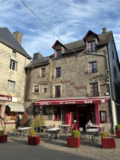 Vends, cause retraite, Hôtel-Restaurant-Bar situé dans un cadre familial qui vous accuaille depuis 3 générations.
L'établissement est à vendre, Murs et fond, au prix de 580000 euros, négociable, sachant que nous sommes aux dernières normes en vigueur, et avec une bonne perspective de développement.
L'Hôtel dispose de 9 chambres de 2 à 4 couchages, entièrement rénovées et meublées avec goût et modernité tout en respectant l'esprit montagne.
De plus vous disposez au 1er étage d'un petit salon vous permettant de prendre 1 consommation, lire ou jouer à des jeux de société.
L'établissement dispose également d'un espace restauration et bar qui nous permet d'assurer une restauration brasserie.
Situés dans le centre historique de la cité médiévale, petite cité de caractère classée, de Besse et Saint Anastaise, au coeur du massif du Sancy, nous disposons également d'une grande terrasse sur la place centrale du village.
Je reste bien sûr à votre disposition au 06 75 54 64 69 , pour vous fournir plus d'informations , et vous pouvez également consulter notre site web www.hotel-sancy-besse.com pour avoir plus d'informations sur les activité et animations sur l'ensemble du massif du sancy