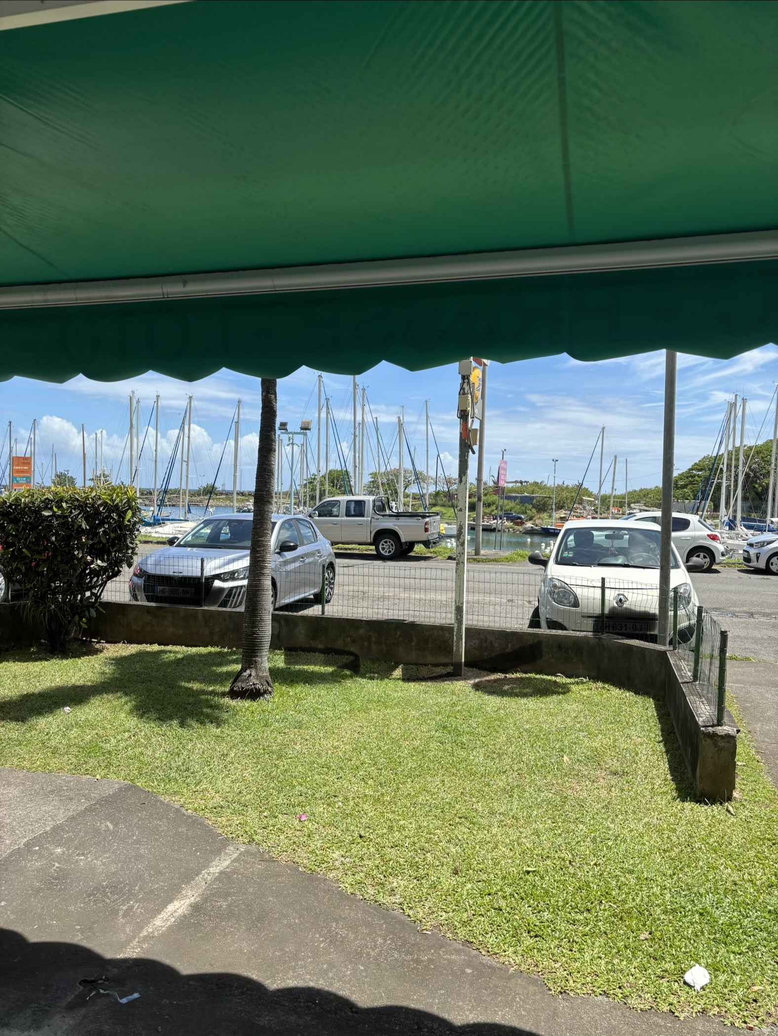 Cause nouveau projet, vends fonds de commerce idéalement situé à Basse-Terre Marina de Rivière Sens , comprenant les activités :

* Tabac
* Française des Jeux (FDJ)
* PMU
* Presse

Commerce avec clientèle fidèle et activité régulière.
Affaire saine avec potentiel de développement.

Local 65m2 avec 1 place de parking et une cave 
Loyer mensuel : 1 302 €

Prix de vente : 160 000 € hors stock


Plus d’informations et visites sur demande.