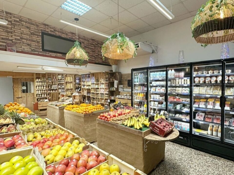 La mezzanine aménagée propose un espace supplémentaire avec un bureau, une salle de repos et des toilettes privées, assurant le confort des employés. Enfin, une cave de 120 m² équipée d’un monte-charge complète le tout, offrant une solution de stockage pratique et spacieuse pour le matériel et les stocks.de commerce de 120 m² à reprendre au centre-ville de Cavaillon. Dispose d’un accès facile et de places de parking. En arrière-boutique, un bureau de 20 m² offre un espace de travail fonctionnel, tandis qu’une chambre froide de 20 m² garantit une conservation optimale des produits frais.