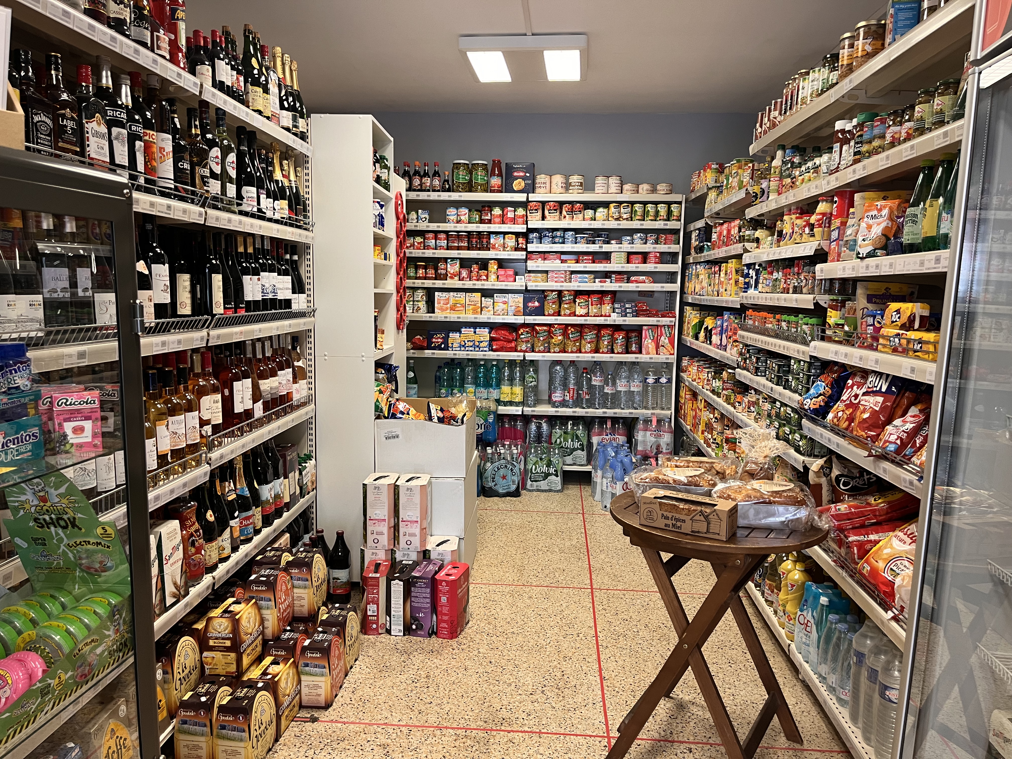 AFFAIRE À SAISIR à OLORON-SAINTE-MARIE ! suite départ en retraite

FONDS DE COMMERCE + LOCAUX COMMERCIAUX indissociables : 135 000 €
CLÉ EN MAIN !

Épicerie de quartier à vendre pour cause de départ à la retraite, dans une petite ville touchant environ 20 000 habitants alentours.

Très bien située, en proximité immédiate d’une école maternelle et primaire.
Clientèle fidèle, environnement agréable, parking à disposition à la porte de l'établissement.

Le magasin fait 50 m² environ, auxquels s’ajoutent des espaces privatifs, comprenant des toilettes.
Accessible aux personnes à mobilité réduite, et disposant d’une terrasse couverte par une pergola récente.

Activité actuelle : alimentation générale, dépôt de pains, fruits et légumes, vente de produits locaux réputés (charcuterie, miel, bière artisanale, café, gâteaux, etc.)... tout ce dont nous avons besoin au quotidien !

Tout le matériel reste sur place : caisse enregistreuse, balance, vitrines réfrigérées, rayonnages, y compris pour le stockage (frigos et congélateur)
Présence d’un système de vidéosurveillance opérationnel, magasin climatisé.

Une belle opportunité pour une personne seule ou un couple en quête d’un cadre de vie agréable.
L’activité est saine, immédiatement exploitable, avec un fort potentiel de développement.
Un commerce de proximité convivial, prêt à être repris sans attendre !