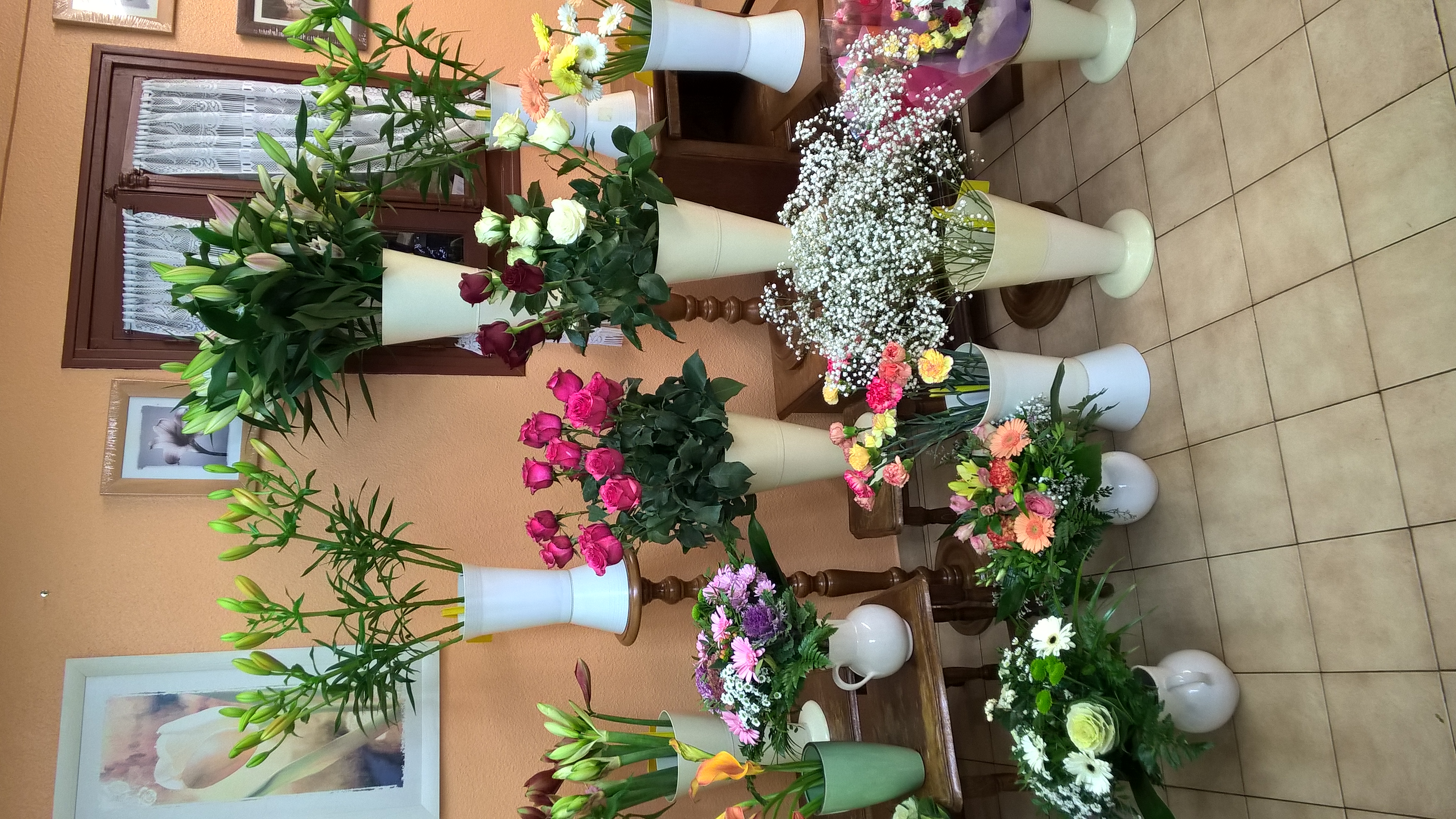 Vends fond de commerce "fleuriste" à Moirans en montagne jura  45000 EURO
Emplacement idéal car en plein centre ville dans rue commerçante avec parking
publique tout autour.
Tenu depuis 29 ans cède pour cause de départ en retraite.
Magasin comprenant:
Surface de vente 60 m2 avec tout le mobilier. Agencement fonctionnel.
Atelier de 30 m2 comprenant un coin bureau, toilette séparé et évier , cumulus et
placard mural.
Reserve de 6 m2 avec chambre froide . Indispensable l 'été.
2 Vitrines
Loyer de 590 euro par mois.
Clientèle fidèle
Possibilité de développer le CA